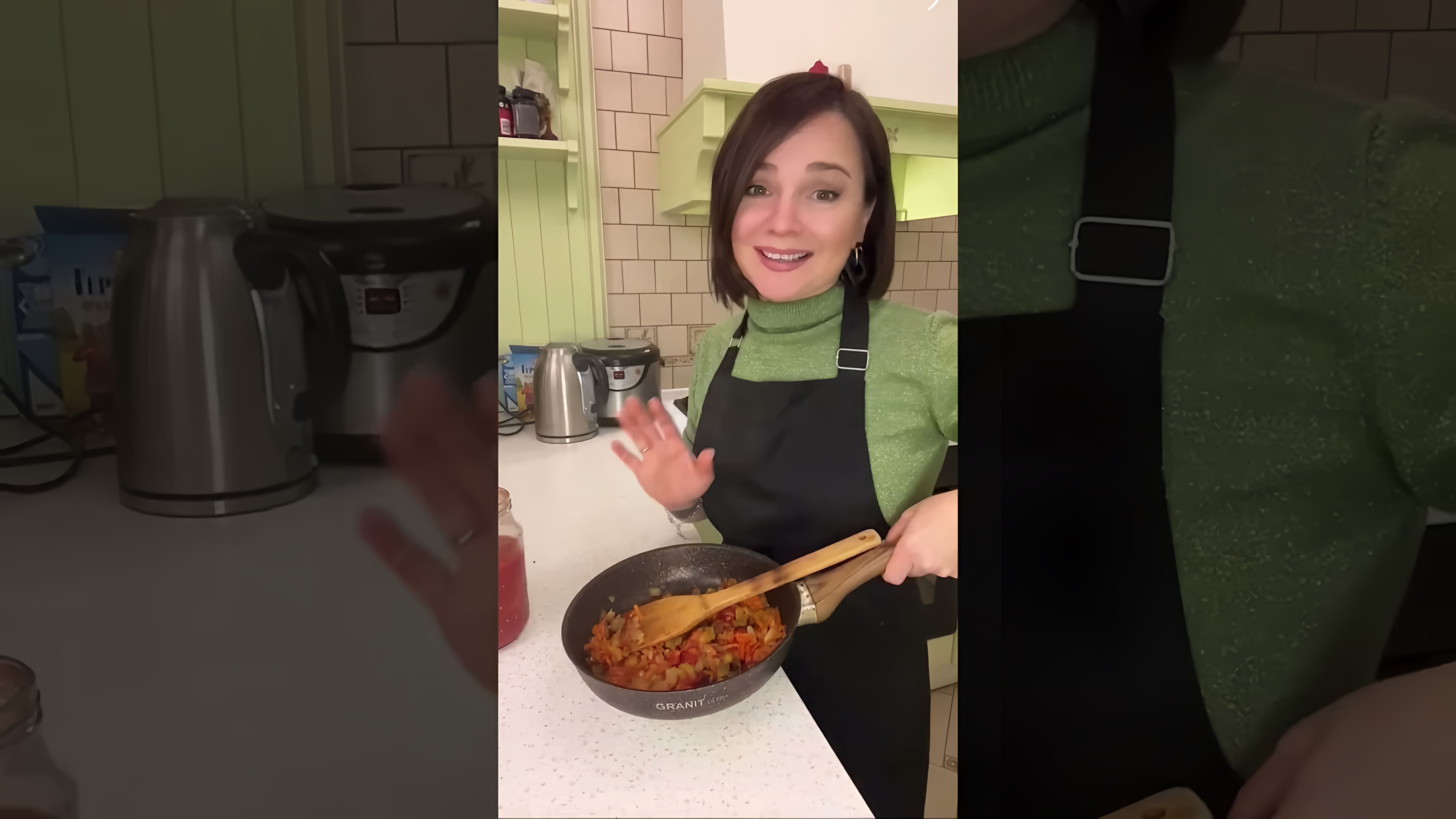 В этом видео девушка готовит щи со свежей капустой на говяжьем бульоне