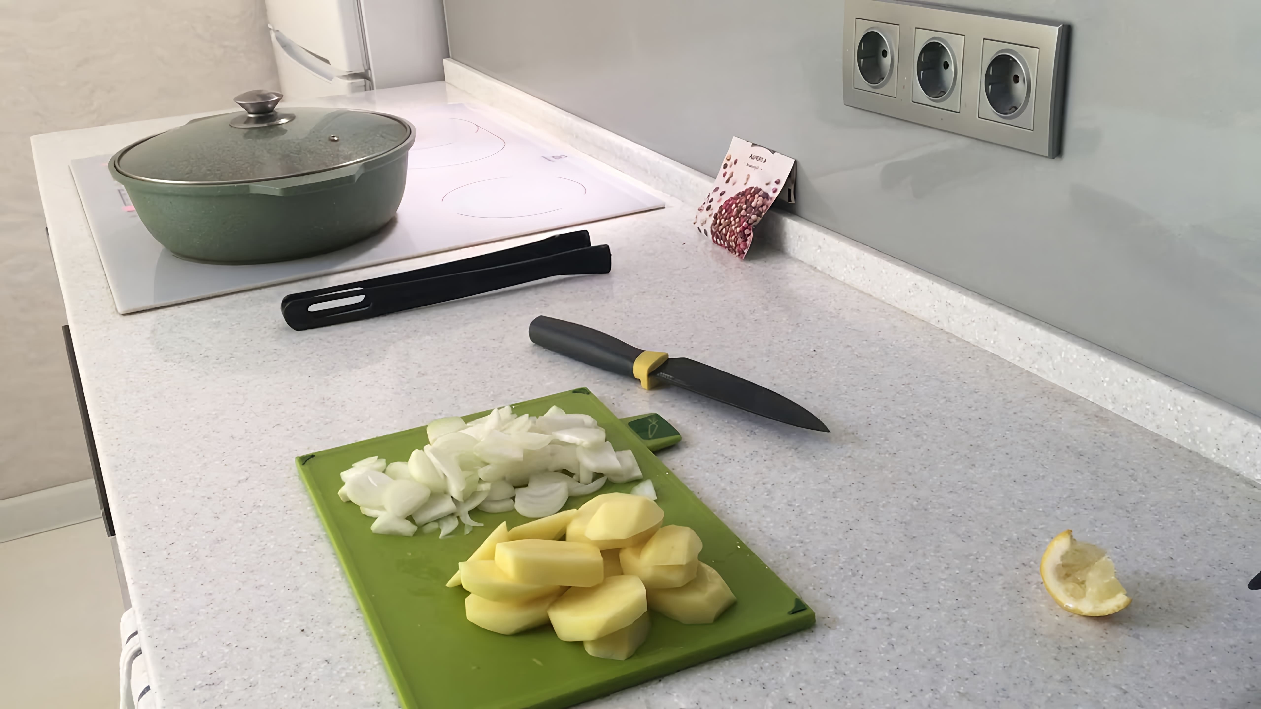В этом видео повар демонстрирует процесс приготовления стерляди с картофелем в духовке