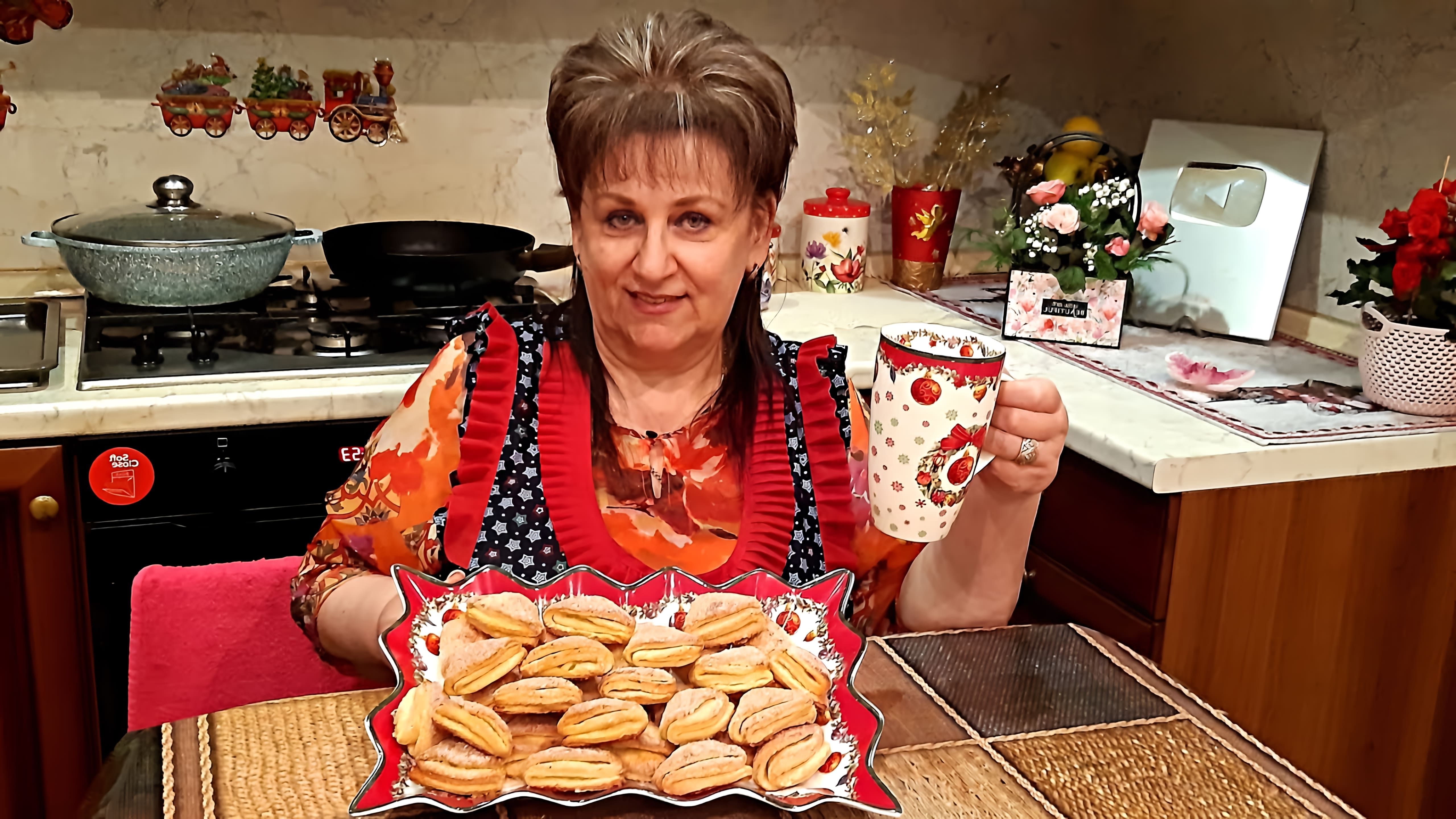 В этом видео демонстрируется рецепт приготовления творожного печенья
