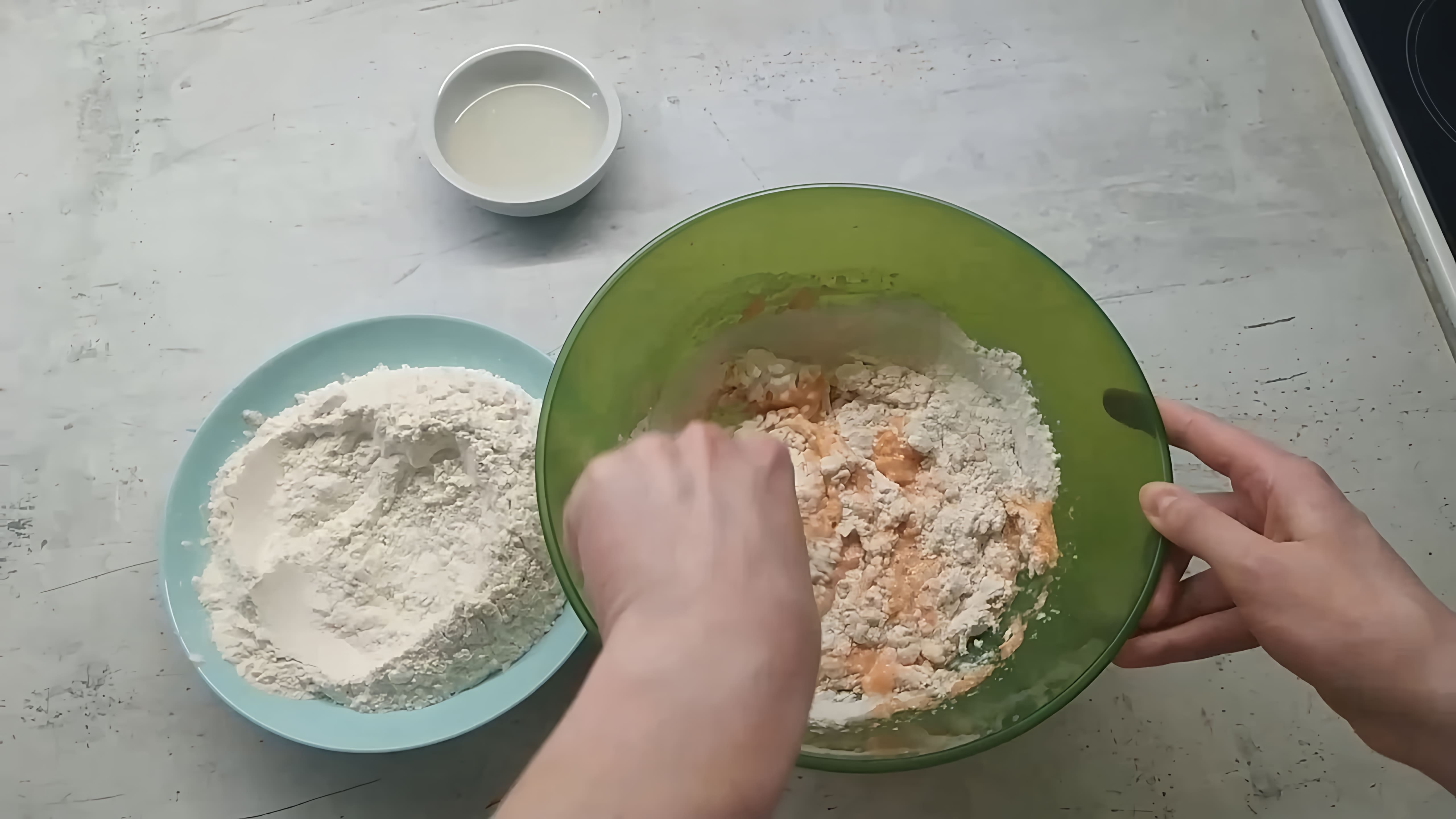 В этом видео демонстрируется процесс приготовления морковного хлеба