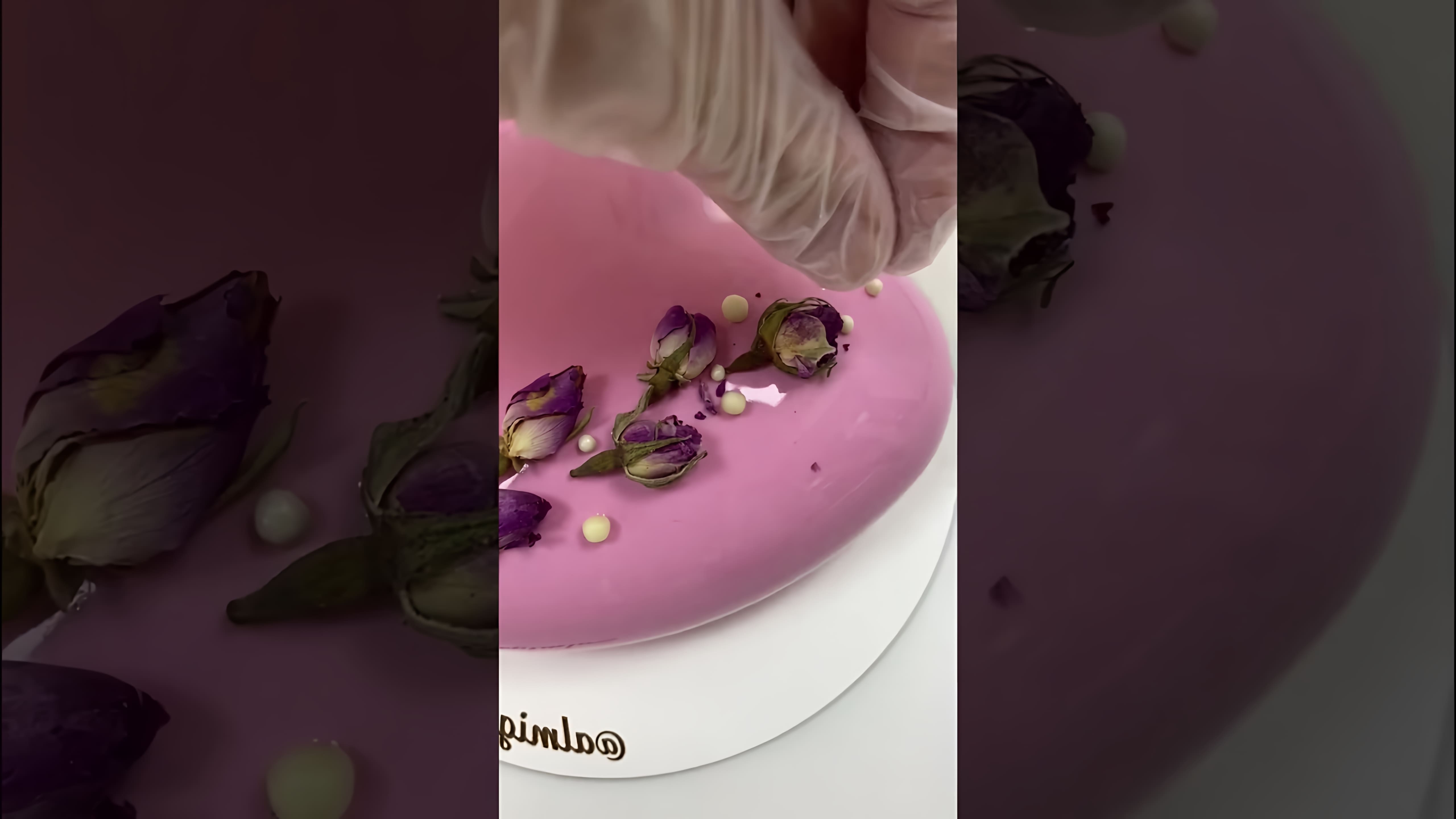 В этом видео демонстрируется разрез муссового торта "Груша-карамель"