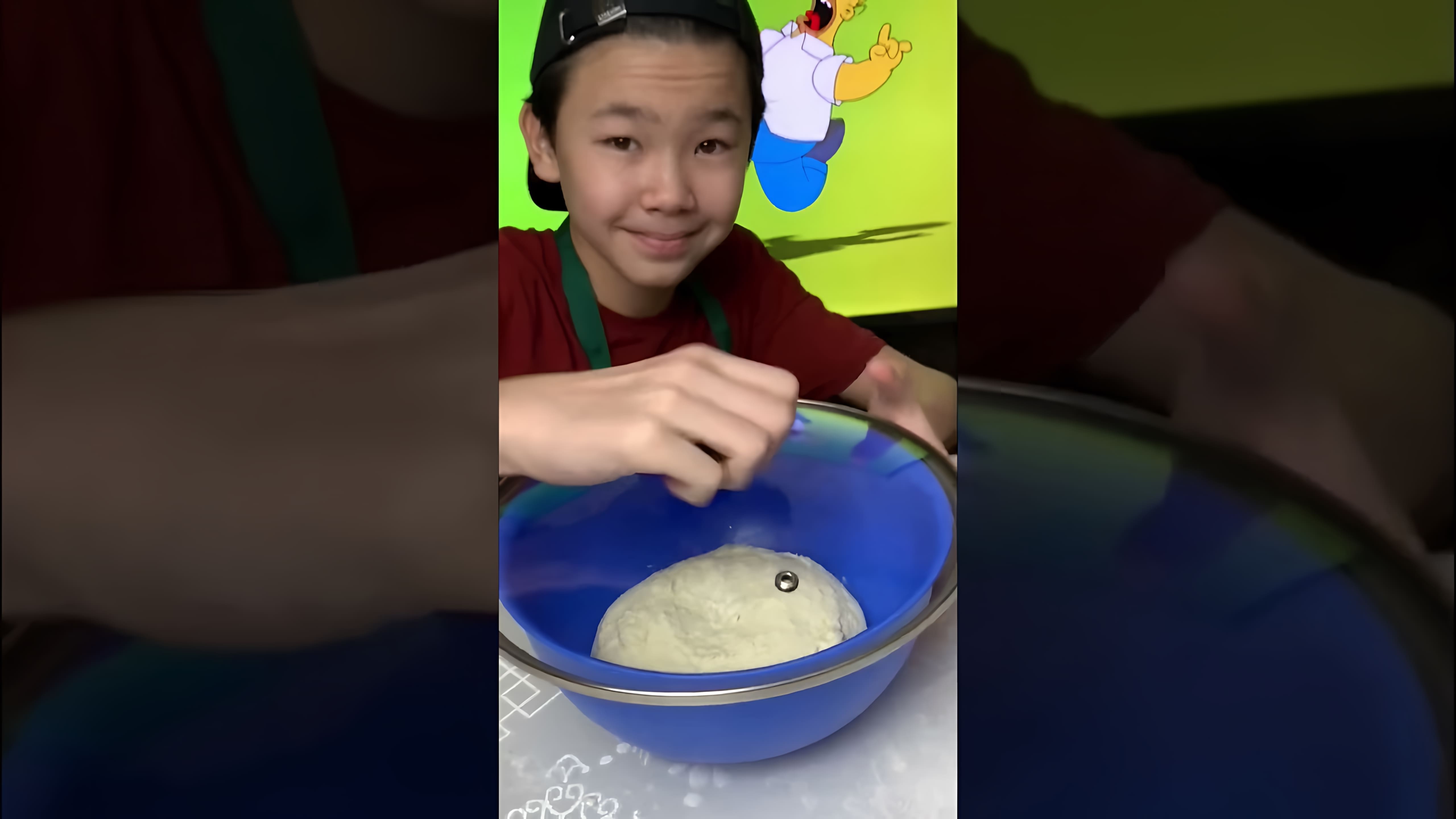 В этом видео демонстрируется простой и вкусный рецепт сосисок в тесте