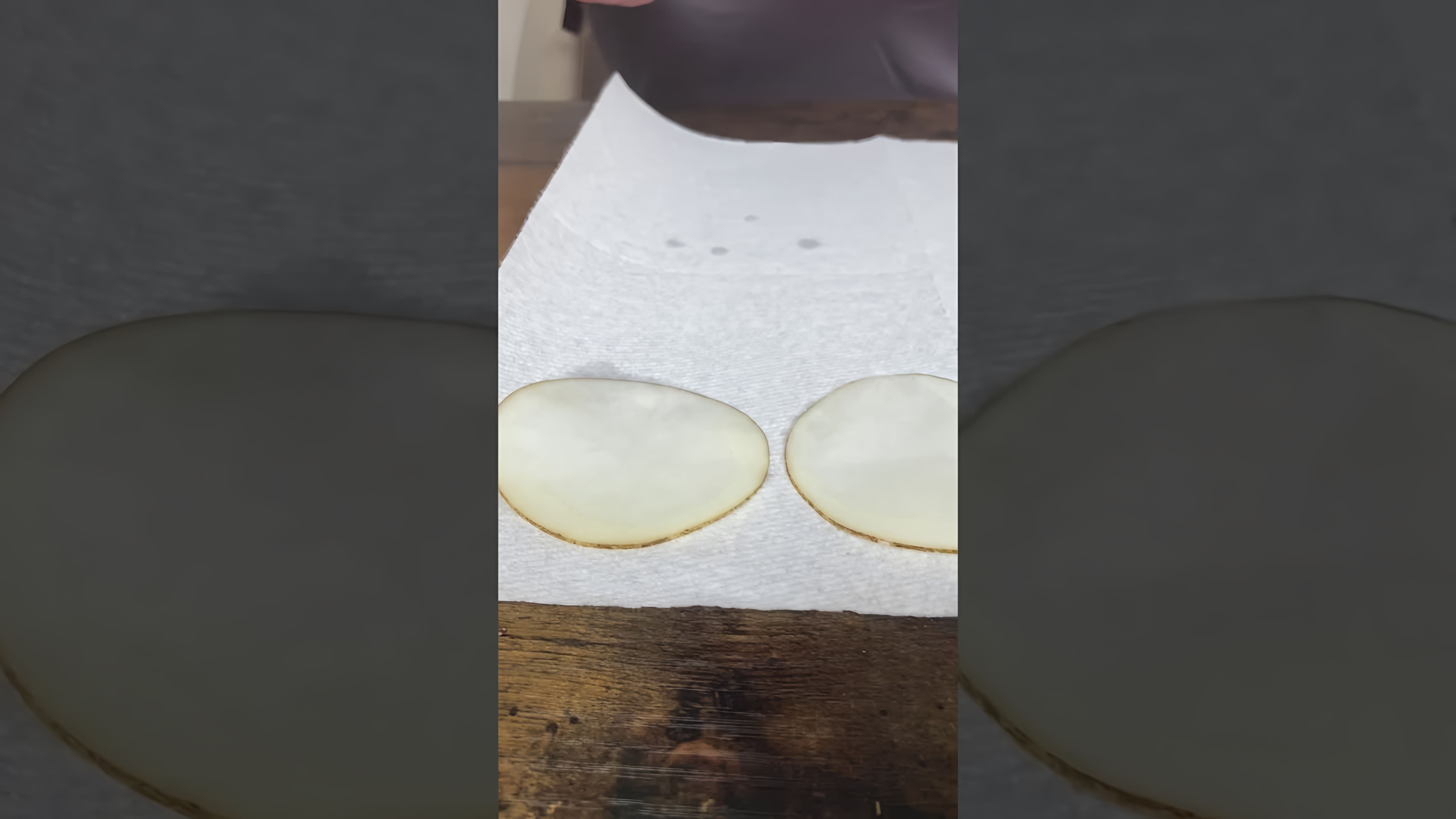 В этом видео демонстрируется процесс приготовления картофельных чипсов со вкусом барбекю
