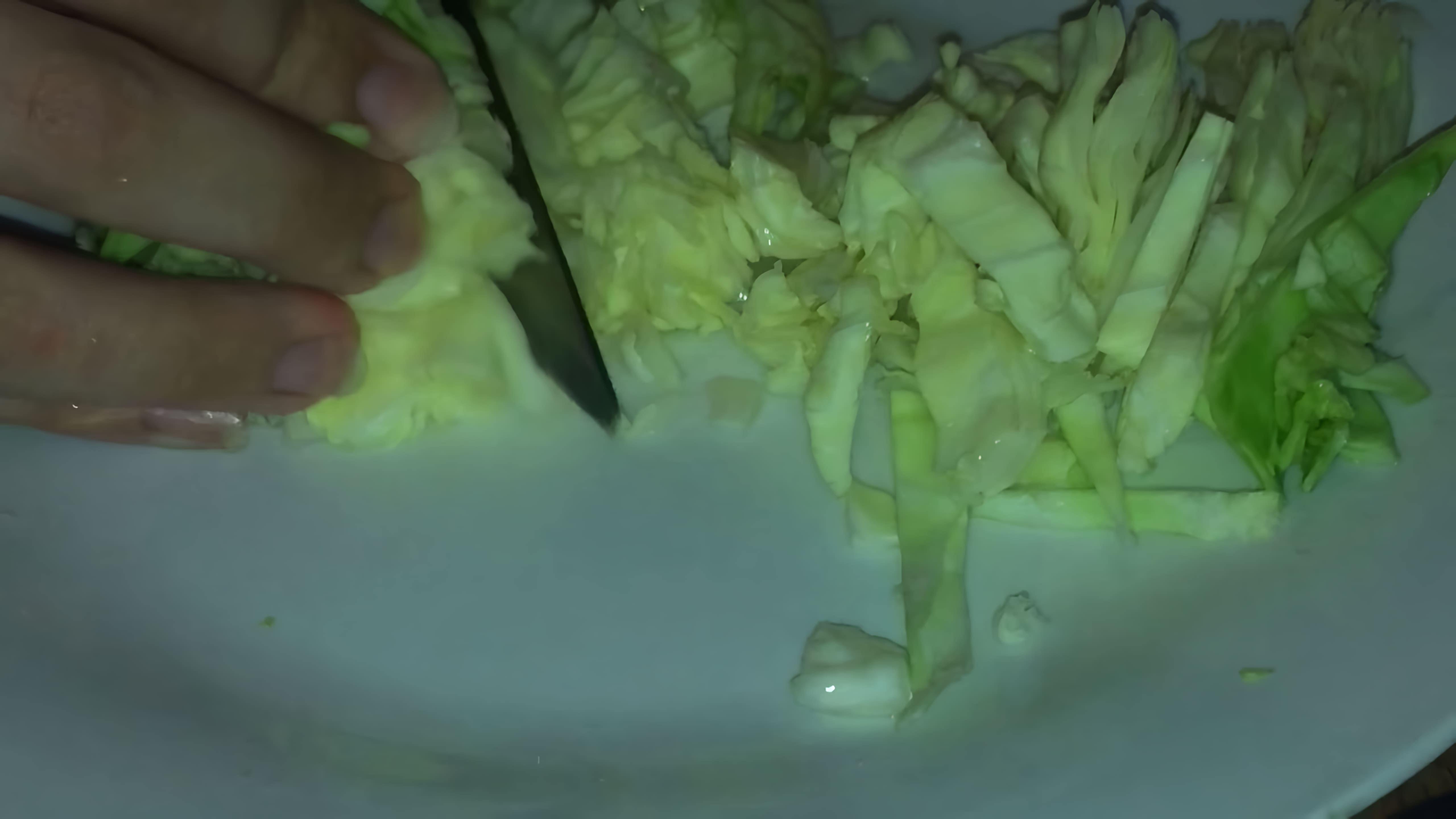 В этом видео-ролике вы увидите, как приготовить необычный салат "Айсберг" с использованием капусты и огурцов