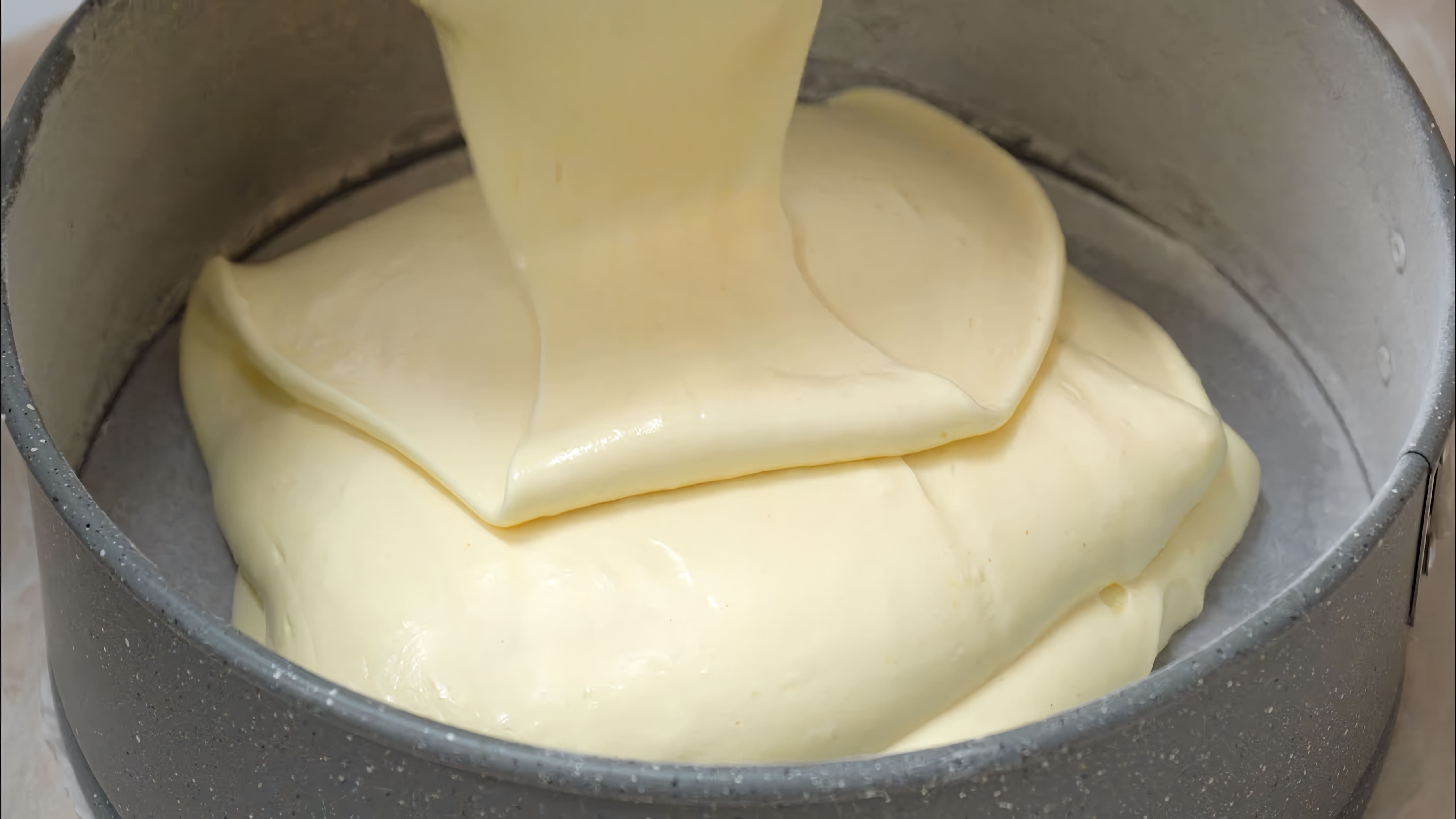 В этом видео демонстрируется рецепт приготовления высокого воздушного бисквита для торта