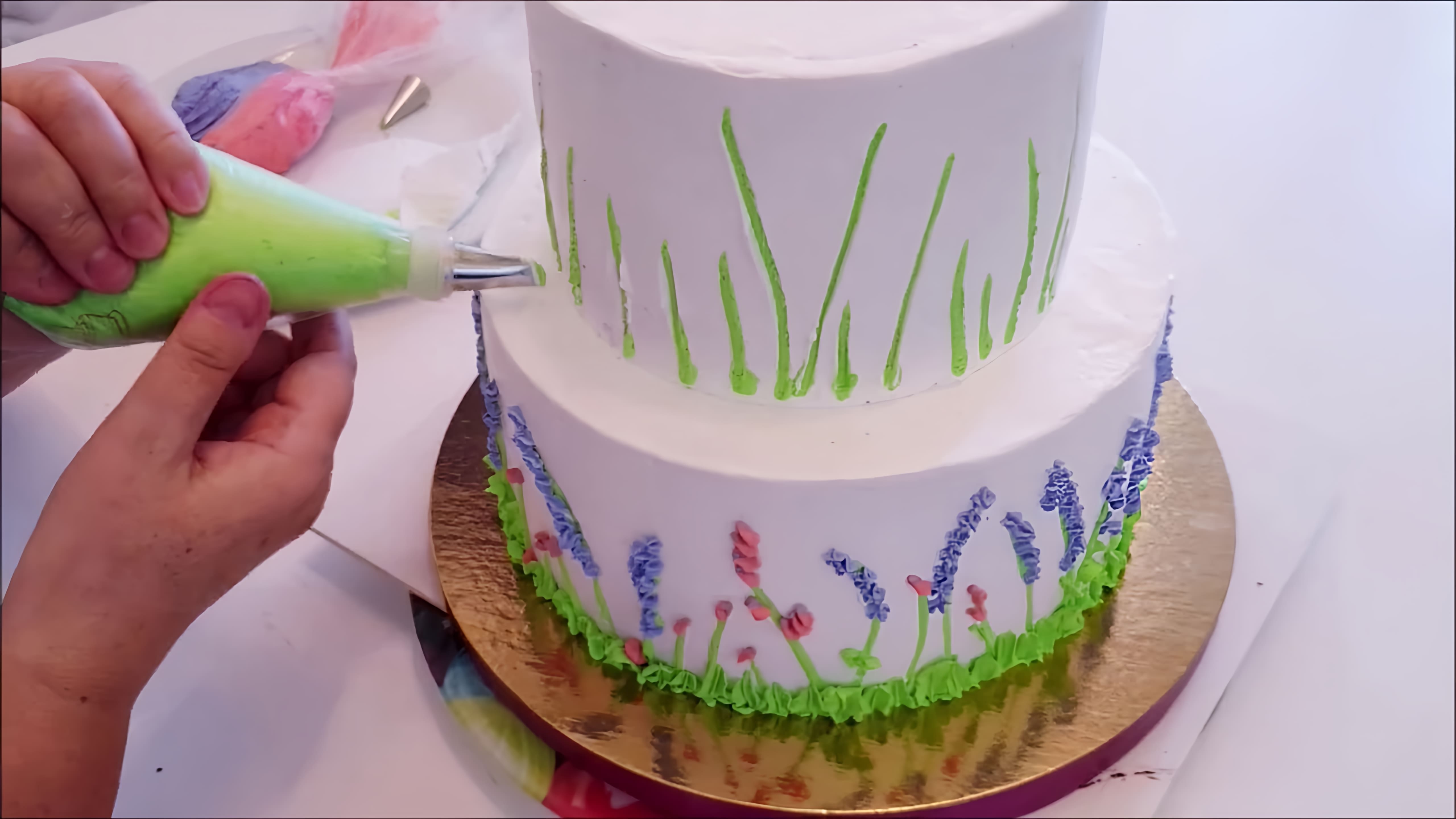 В этом видео демонстрируется процесс сборки и укрепления двухъярусного торта