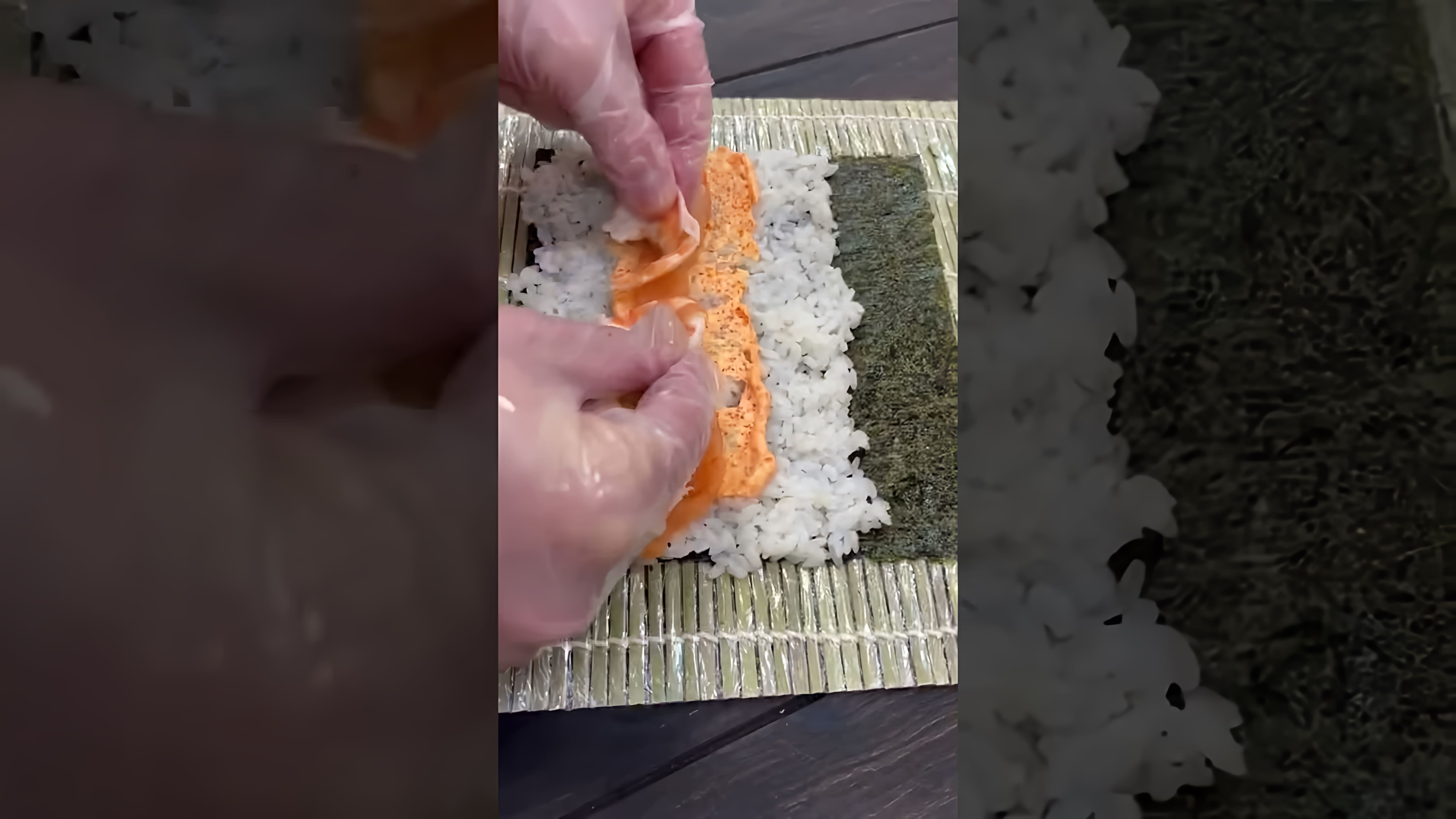 В этом видео демонстрируется процесс приготовления темпура ролла в домашних условиях