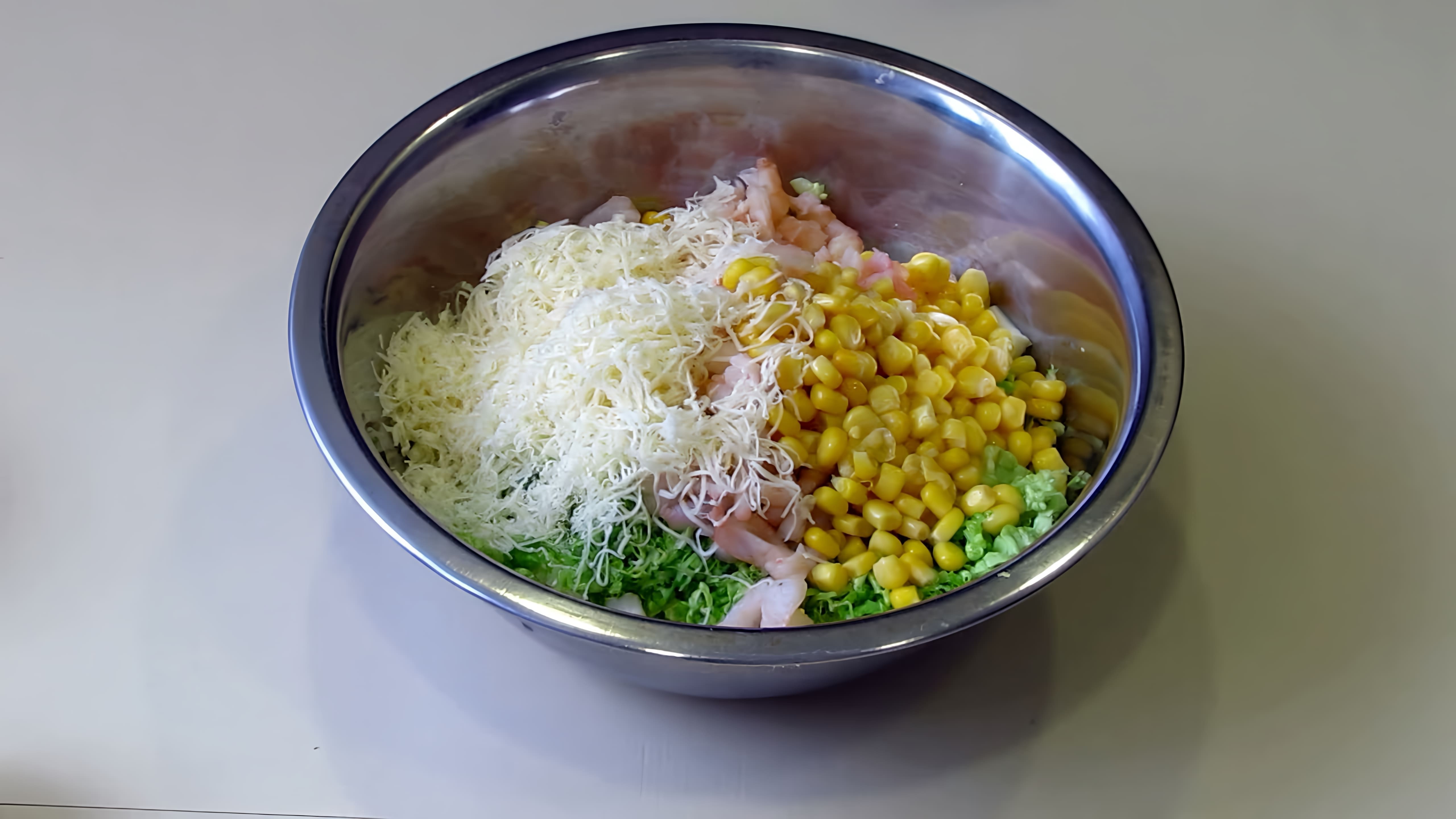 В этом видео-ролике вы увидите, как приготовить вкусный и питательный салат с креветками и пекинской капустой