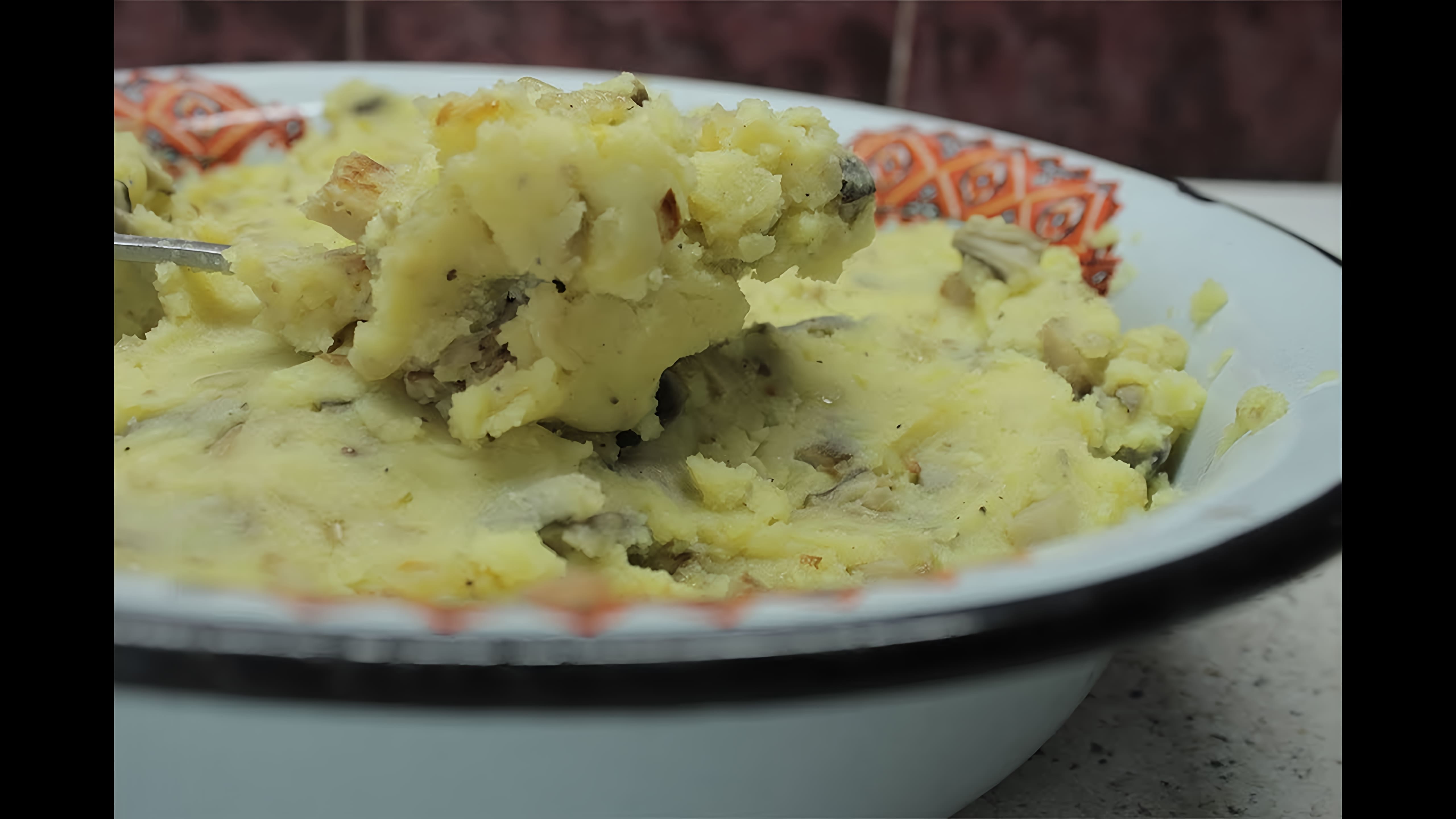 В этом видео демонстрируется процесс приготовления начинки для вареников из картофеля и грибов