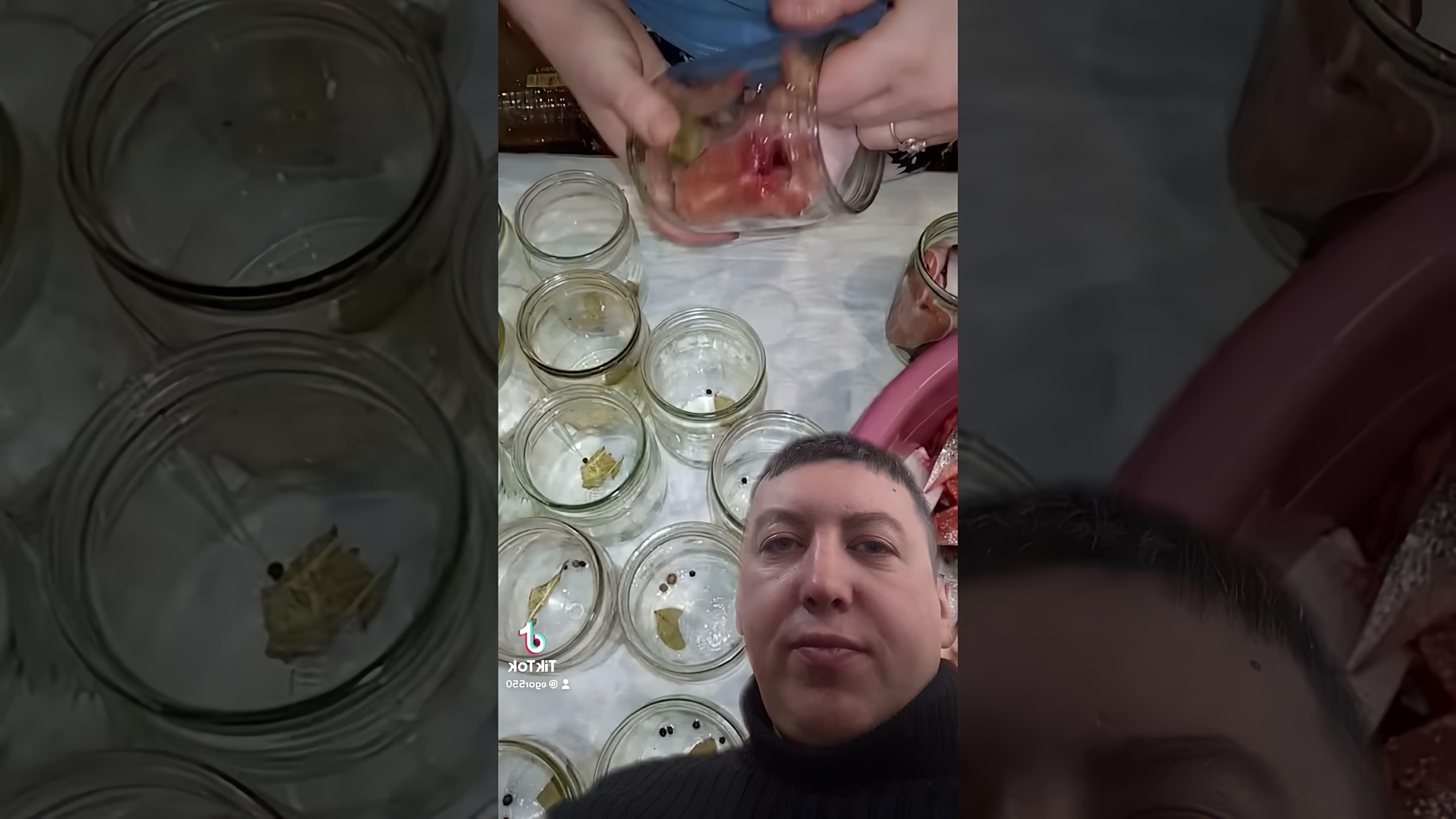 В этом видео демонстрируется процесс приготовления рыбных консервов из горбуши