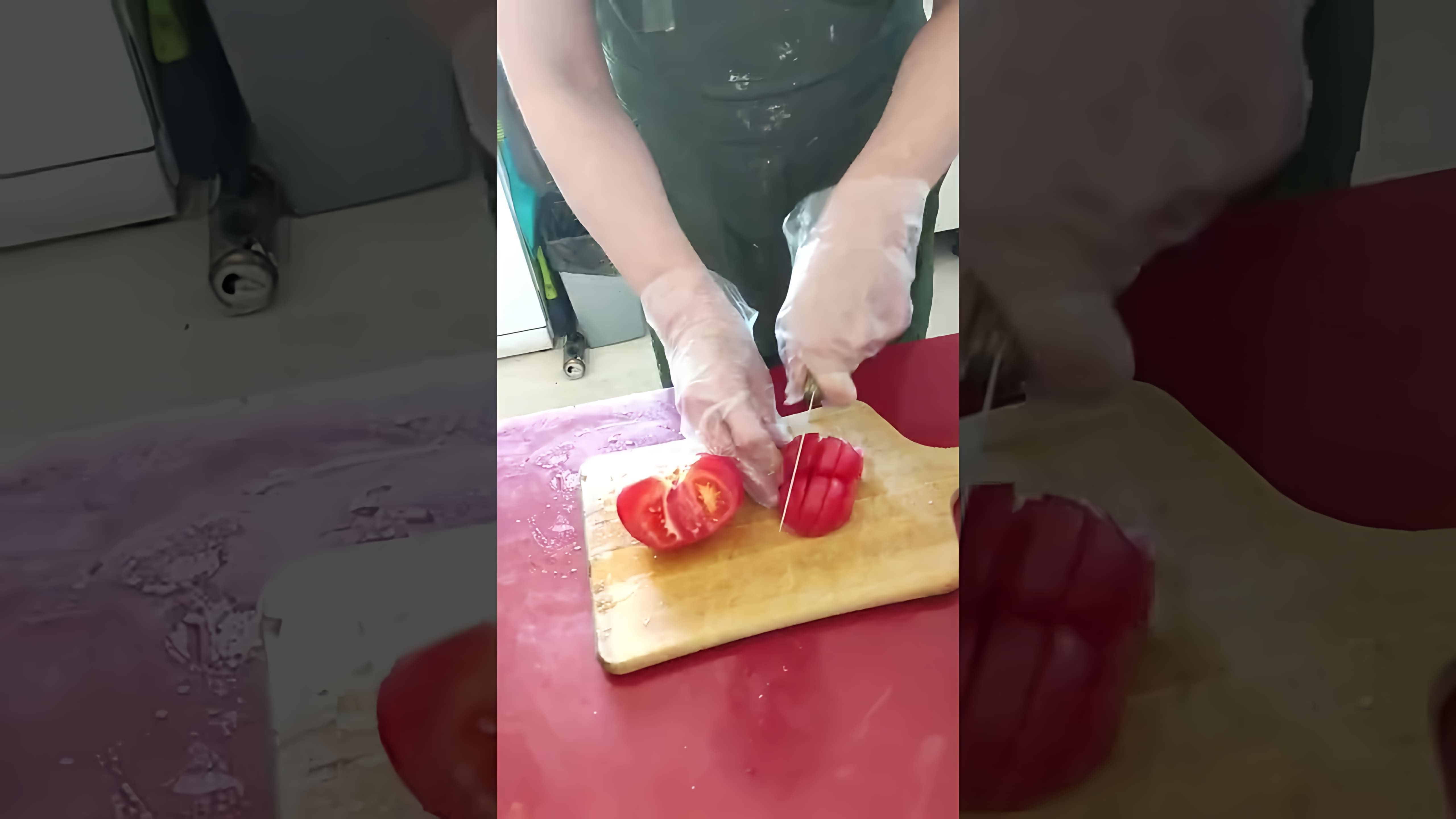 В этом видео-ролике вы увидите, как приготовить вкусный и полезный салат из огурца, томата и кукурузы