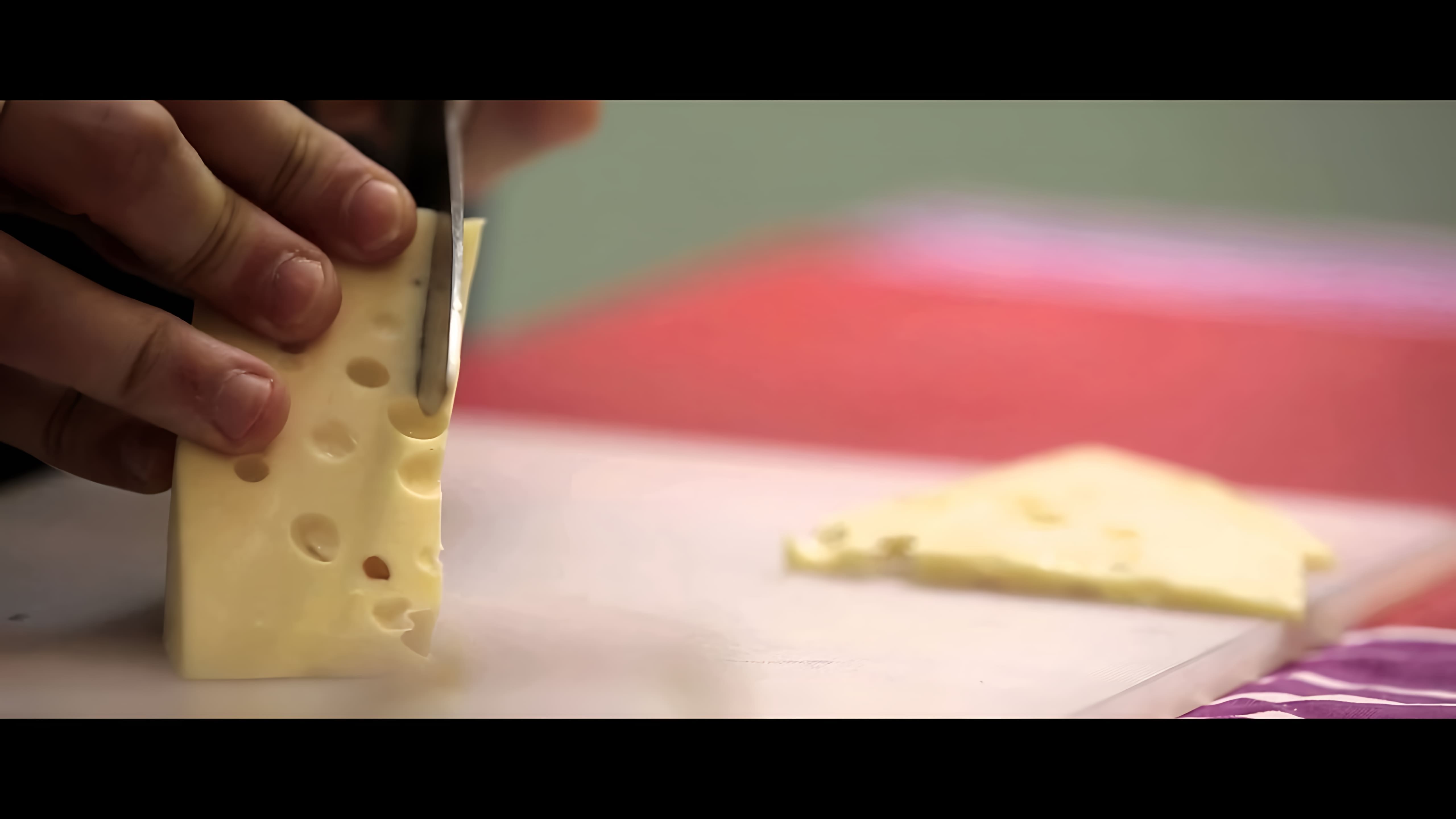 В этом видео демонстрируется процесс приготовления сэндвича Club