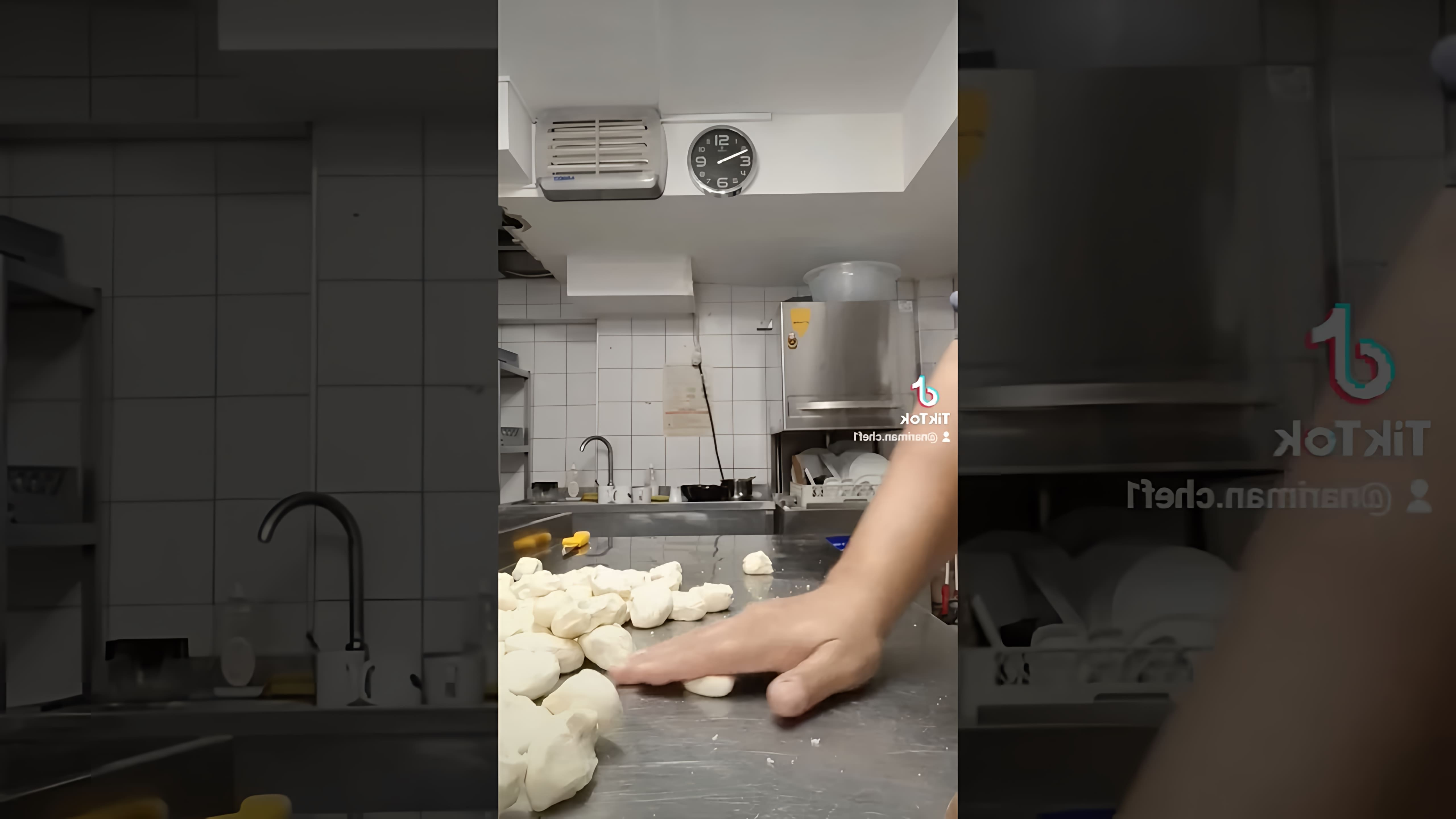 В этом видео-ролике шеф-повар подробно рассказывает о рецепте теста на лагман и его разделке
