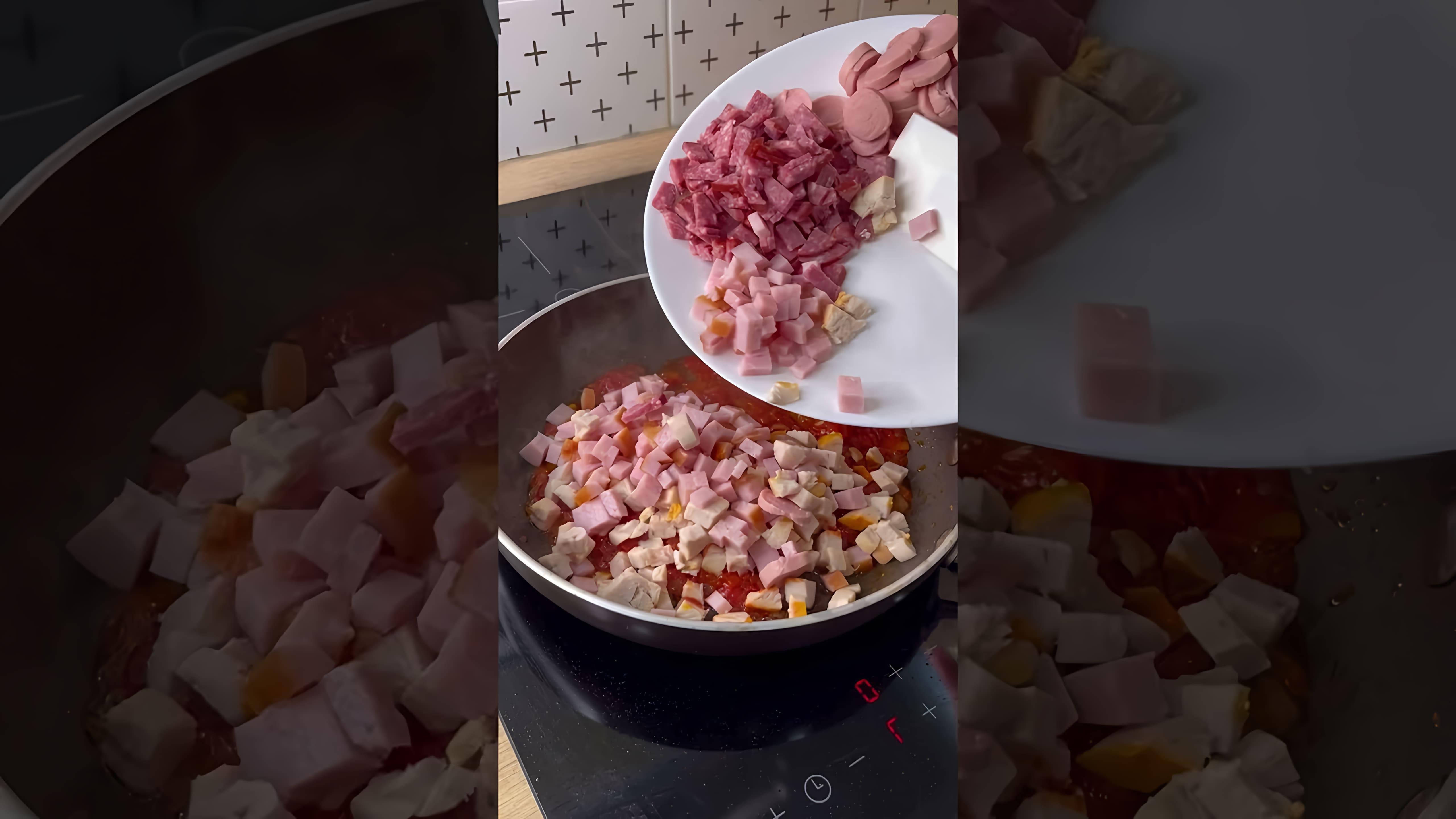В этом видео демонстрируется рецепт приготовления сборной мясной солянки