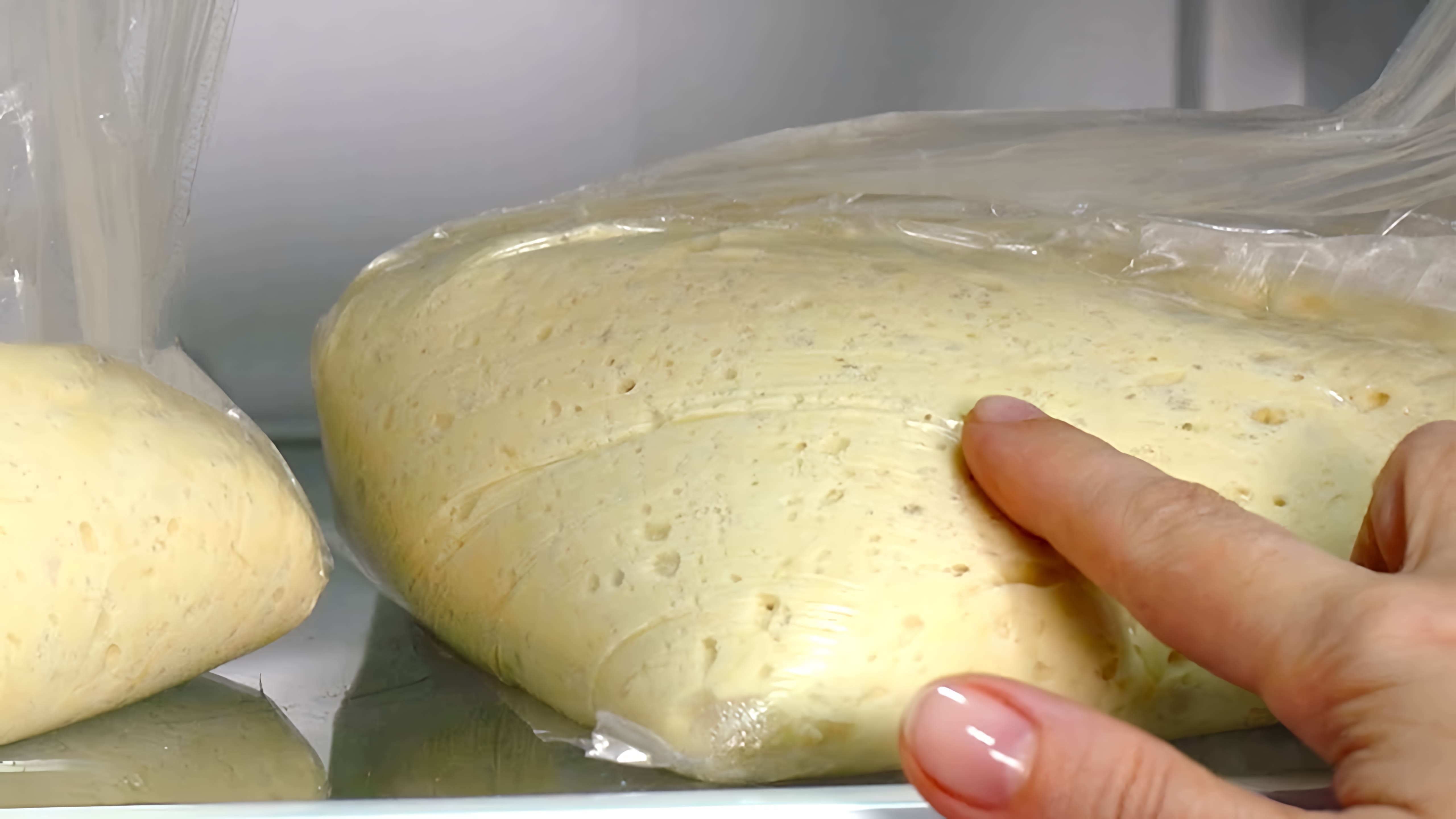 В этом видео демонстрируется процесс приготовления дрожжевого теста для пиццы