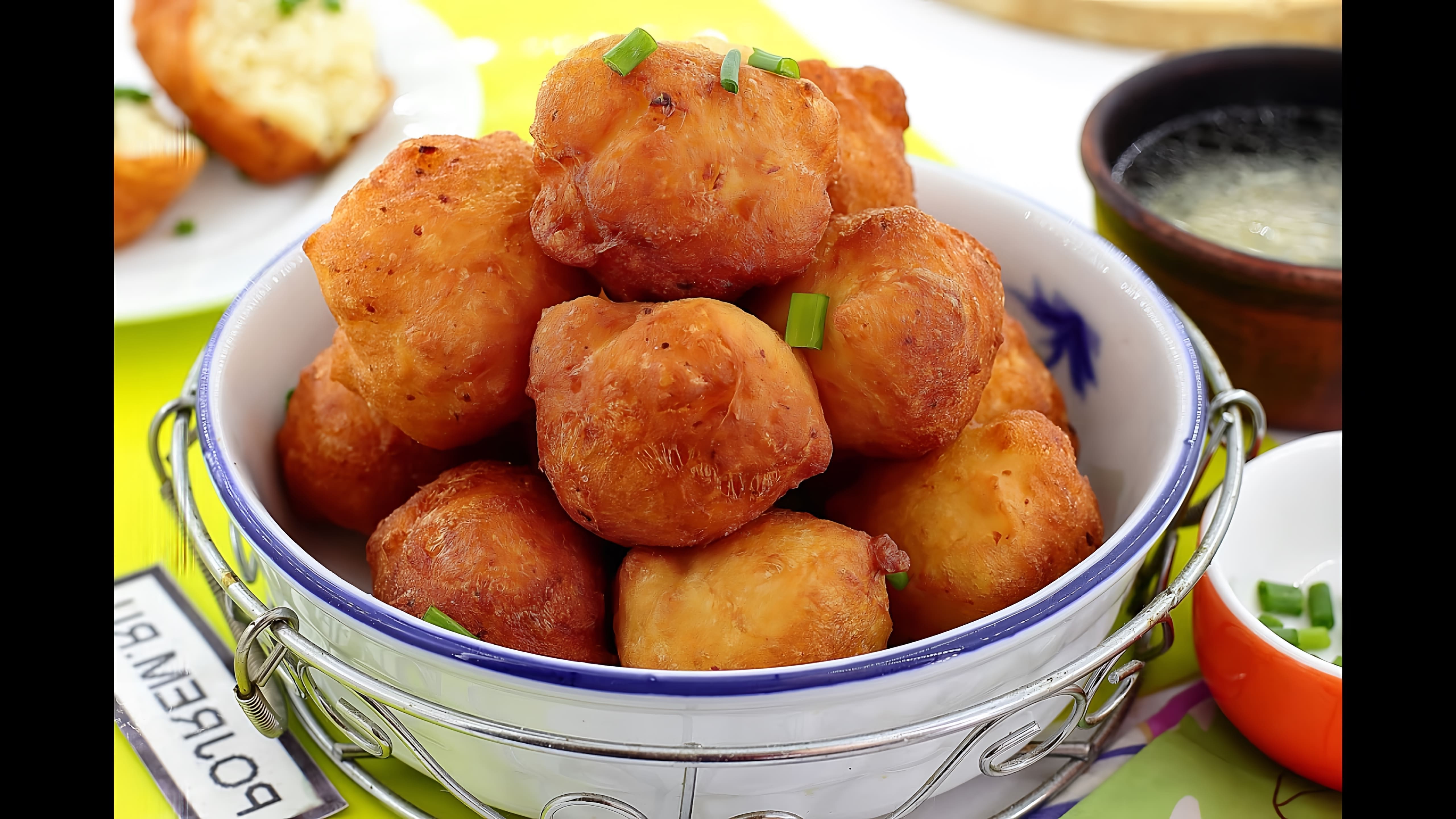 В этом видео демонстрируется процесс приготовления нежных и воздушных картофельных пончиков