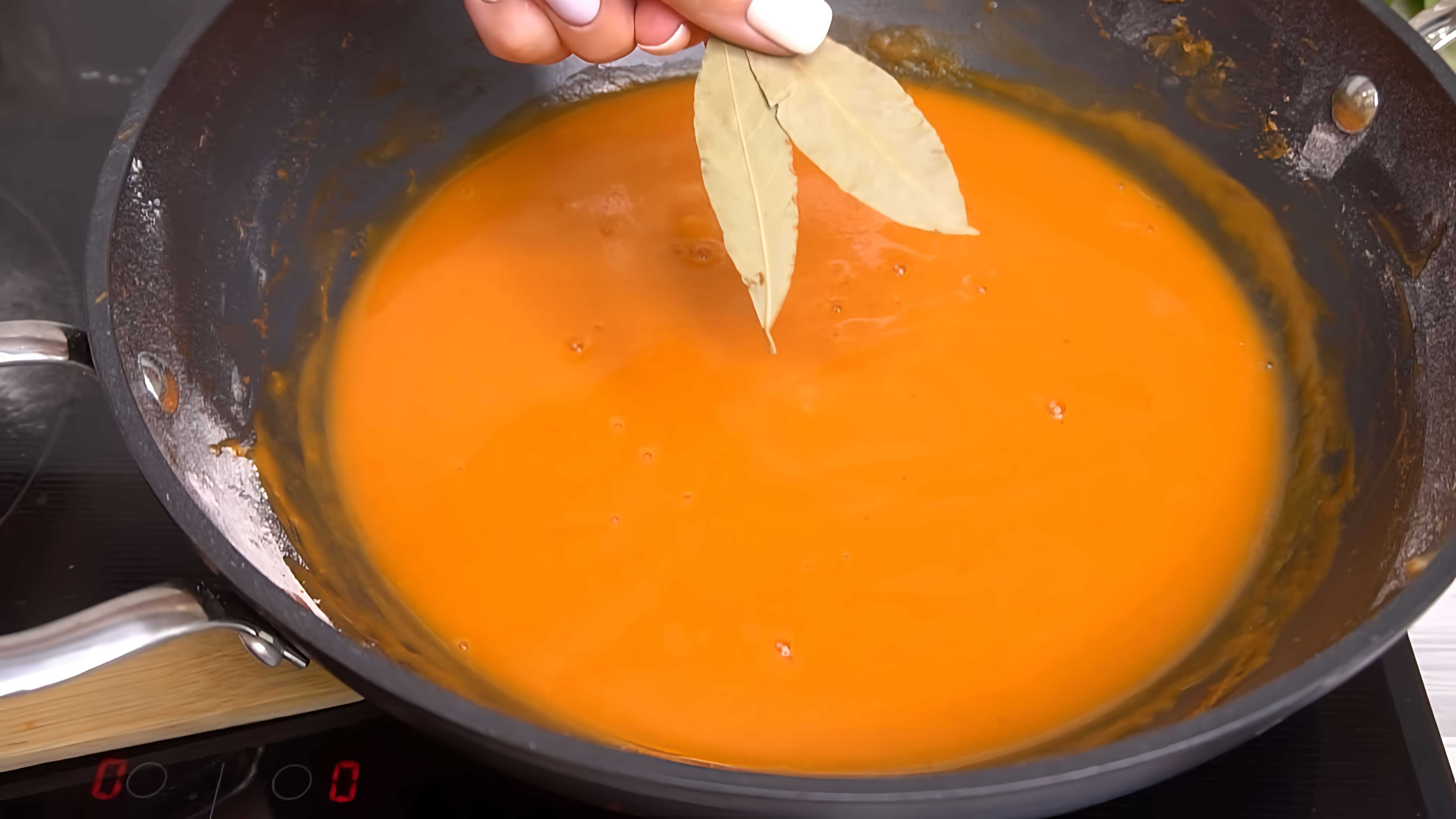 В этом видео демонстрируется рецепт приготовления идеальной подливы за 3 минуты к котлетам, сосискам и не только