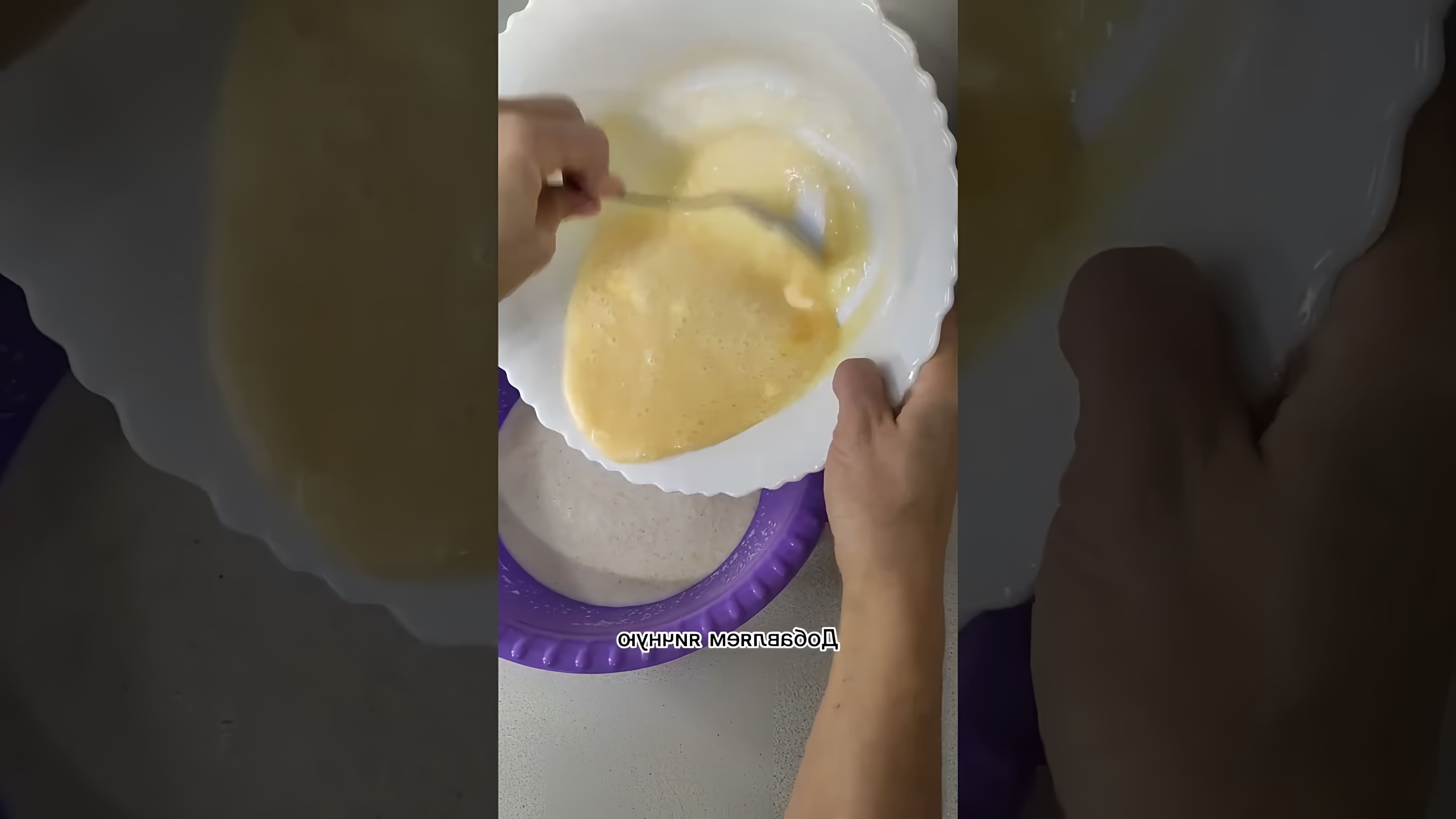 В этом видео демонстрируется рецепт классического Манника на молоке