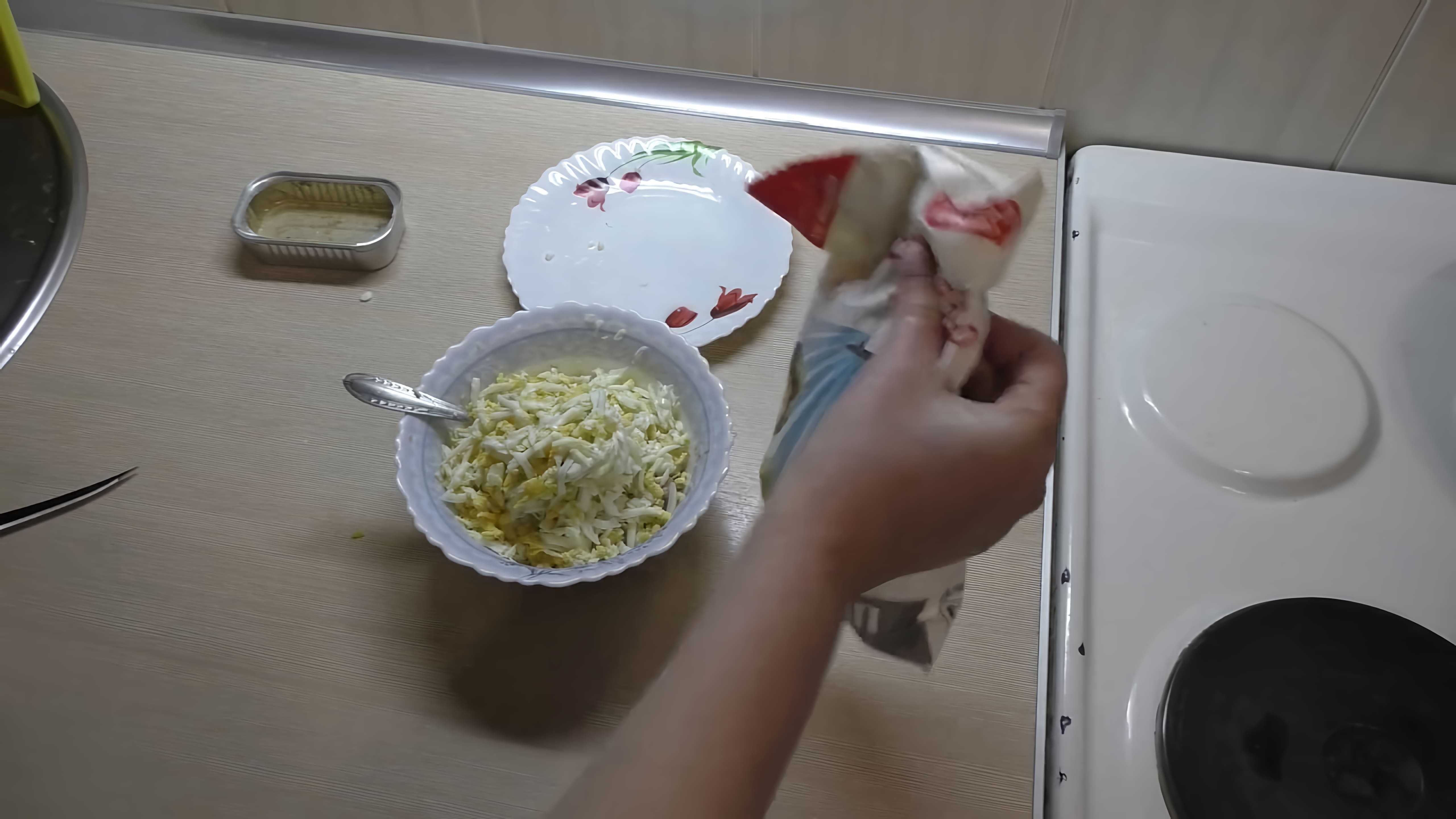 В этом видео-ролике я готовлю свой любимый салат из печени трески, который напоминает мне о детстве