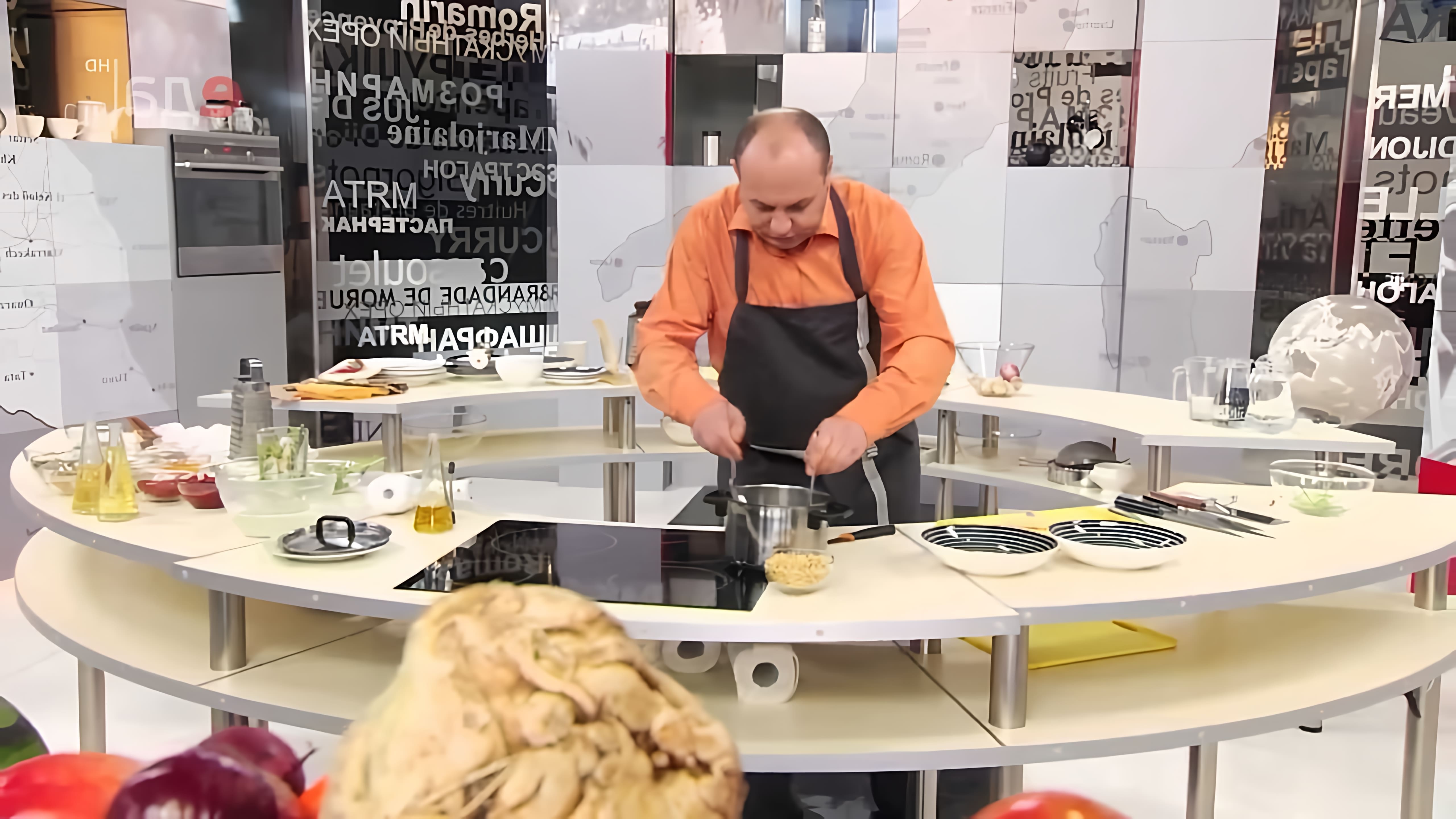В этом видео повар Илья Лазерсон рассказывает о приготовлении спагетти с соусом песто