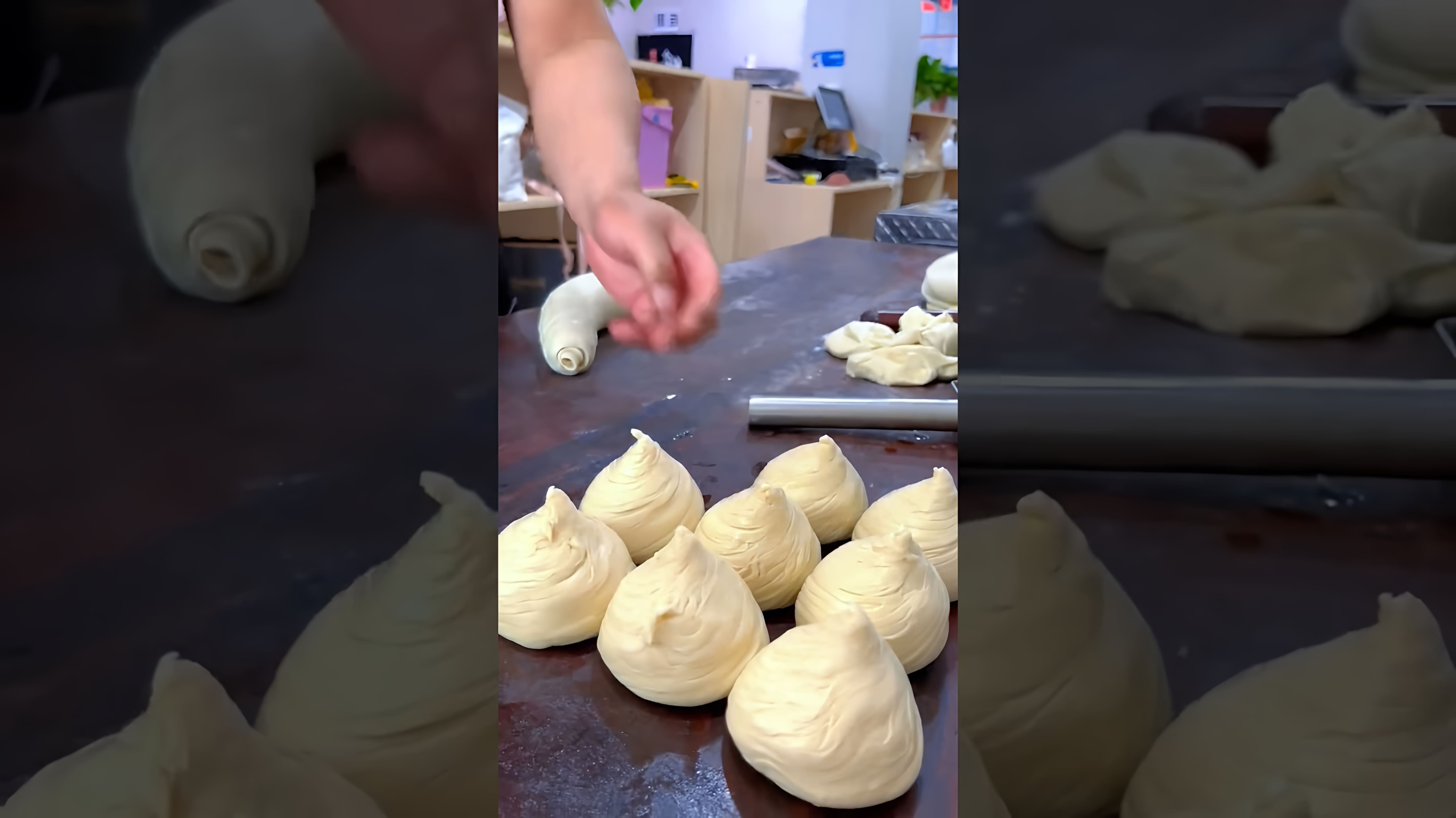 В данном видео-ролике демонстрируется процесс приготовления китайского бургера "Тонгуан Роуджиамо"