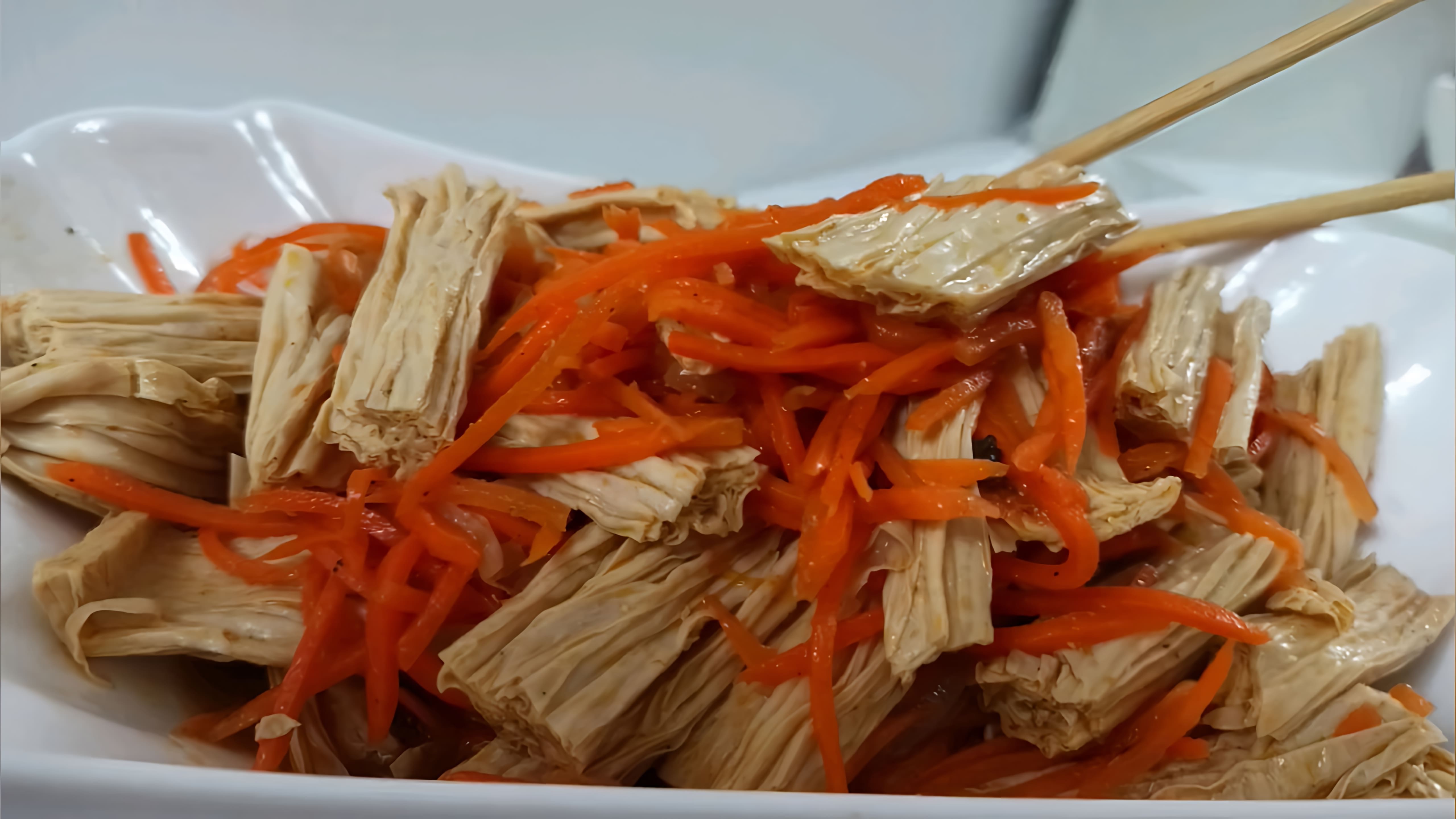 В этом видео демонстрируется рецепт приготовления салата из спаржи