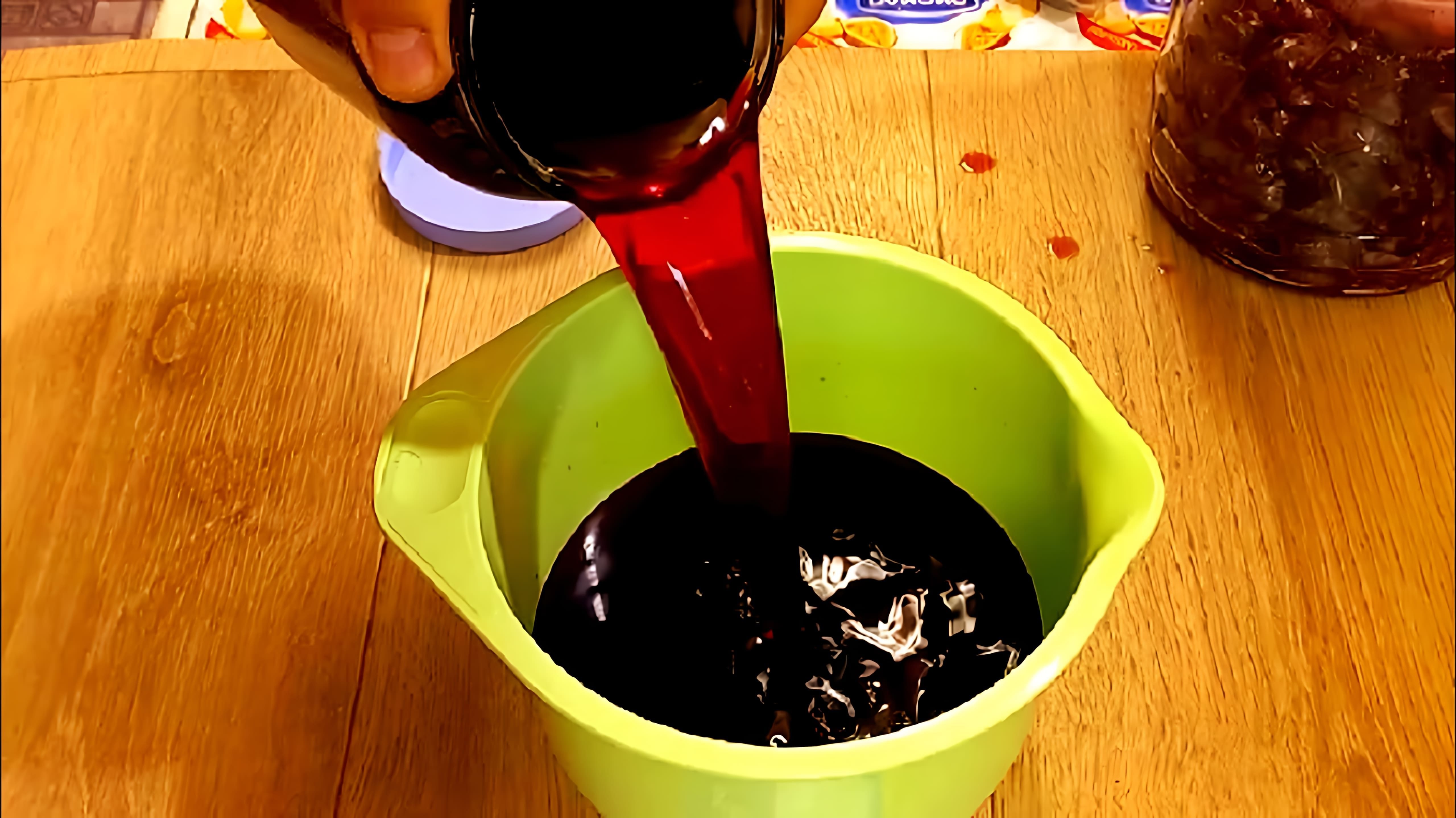 В данном видео демонстрируется процесс приготовления настойки сливы на водке, которую называют "Сливовка"