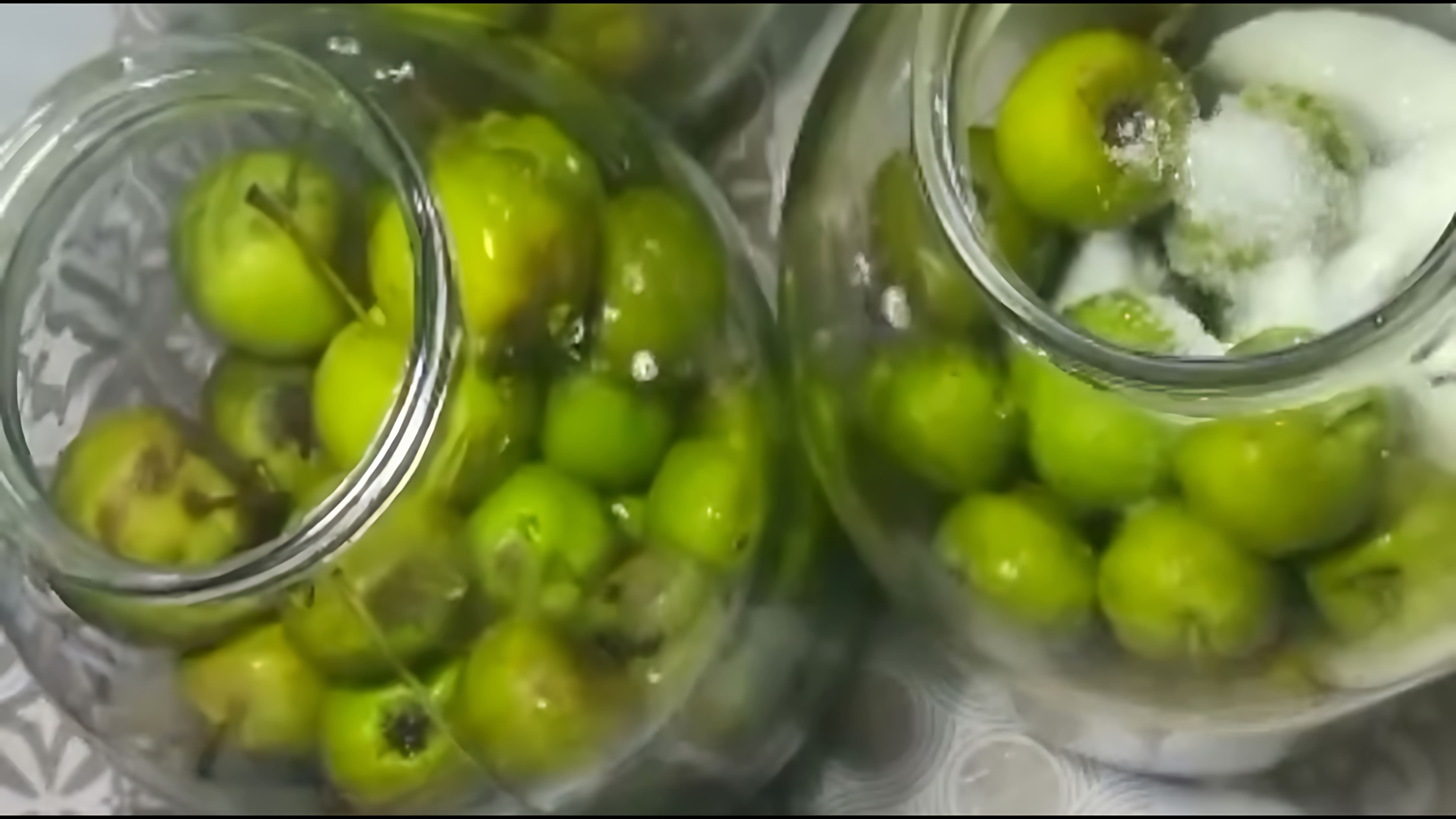 В этом видео демонстрируется процесс приготовления компота из диких груш
