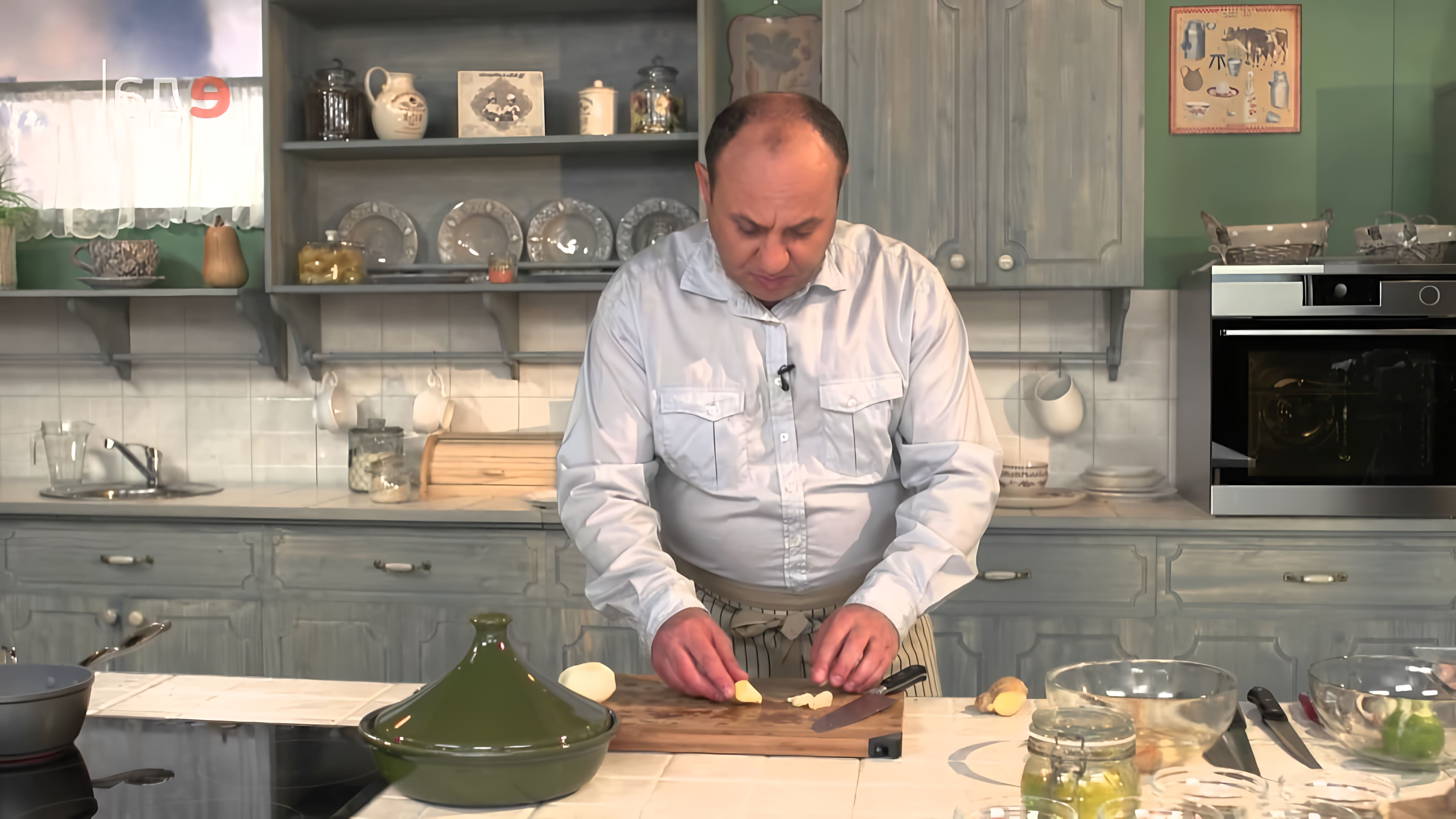 В этом видео демонстрируется процесс приготовления курицы с соленым лимоном