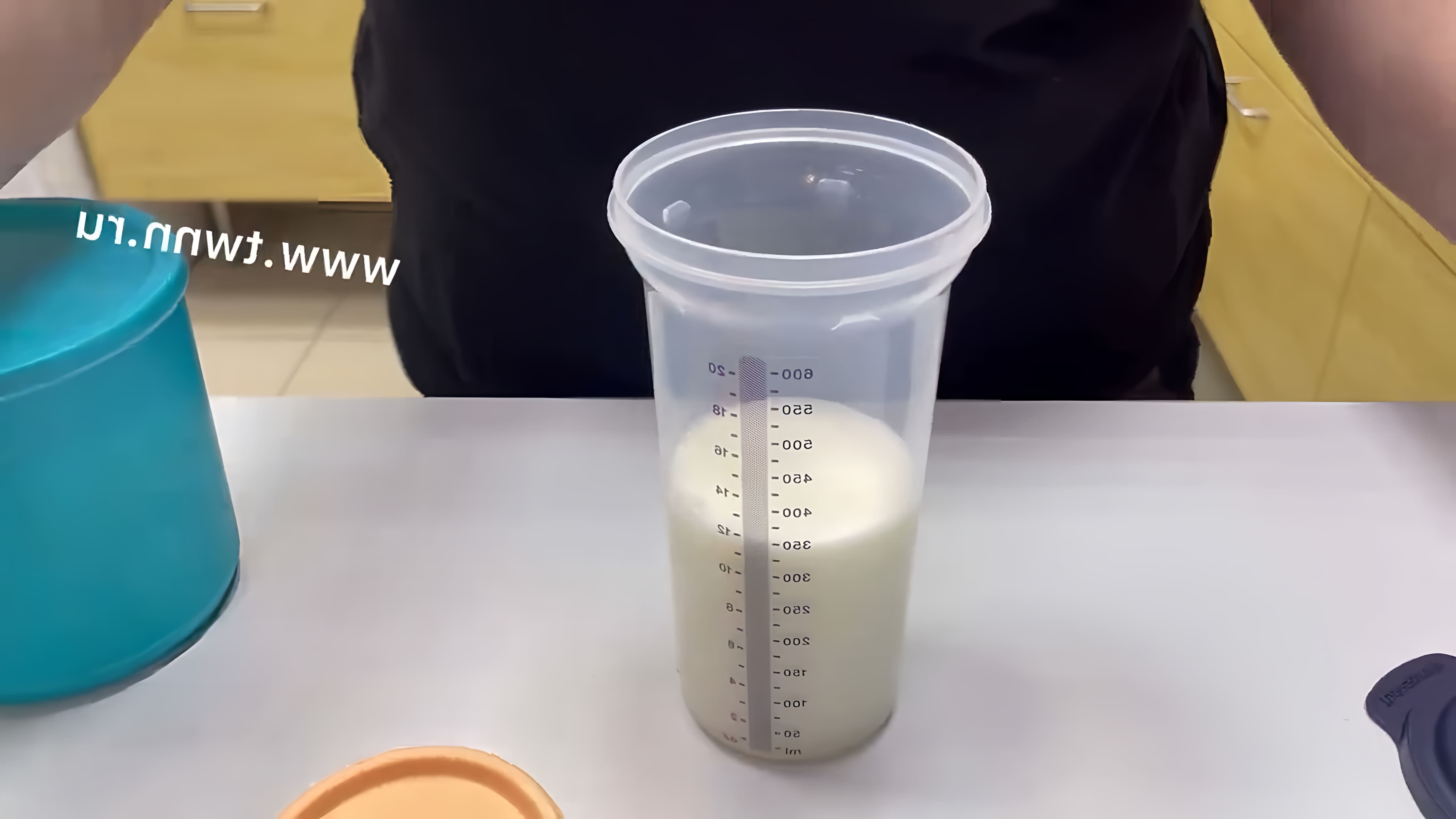 В этом видео демонстрируется процесс приготовления вкусного теста для блинчиков без использования электрического миксера