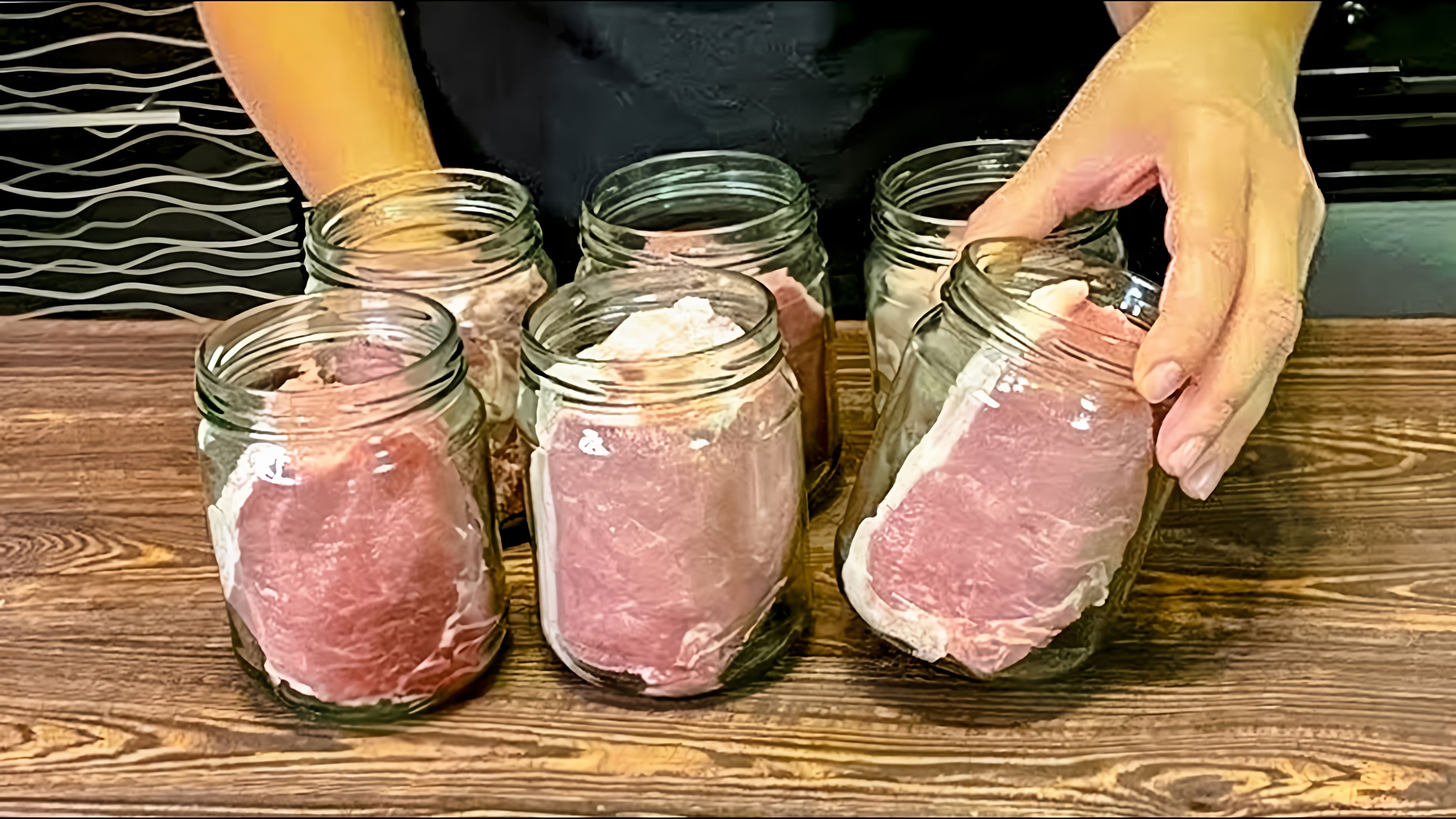 В этом видео демонстрируется процесс приготовления вкуснейшей закуски из мяса и сала на праздник