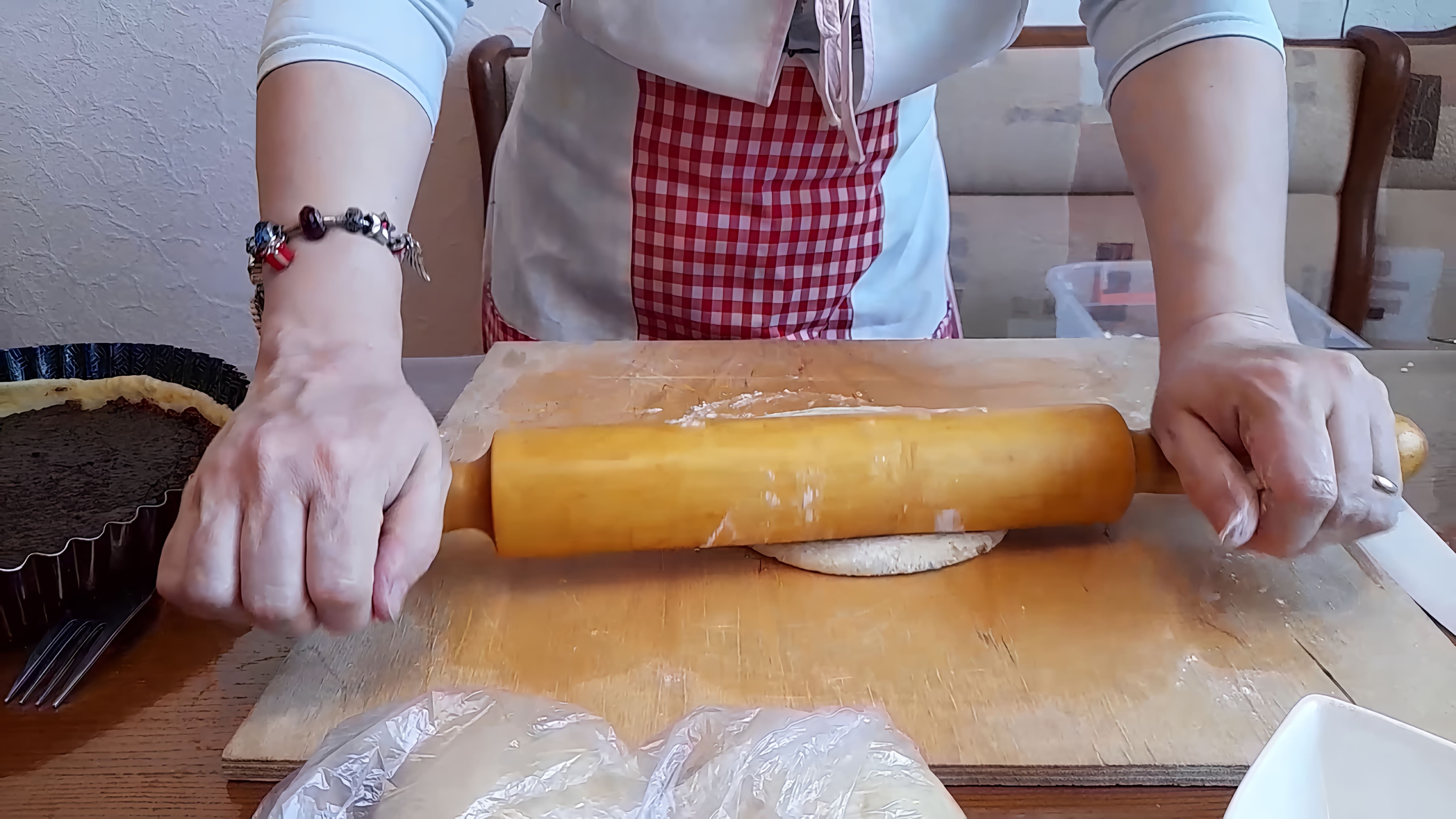 В этом видео демонстрируется процесс приготовления татарского трехслойного пирога