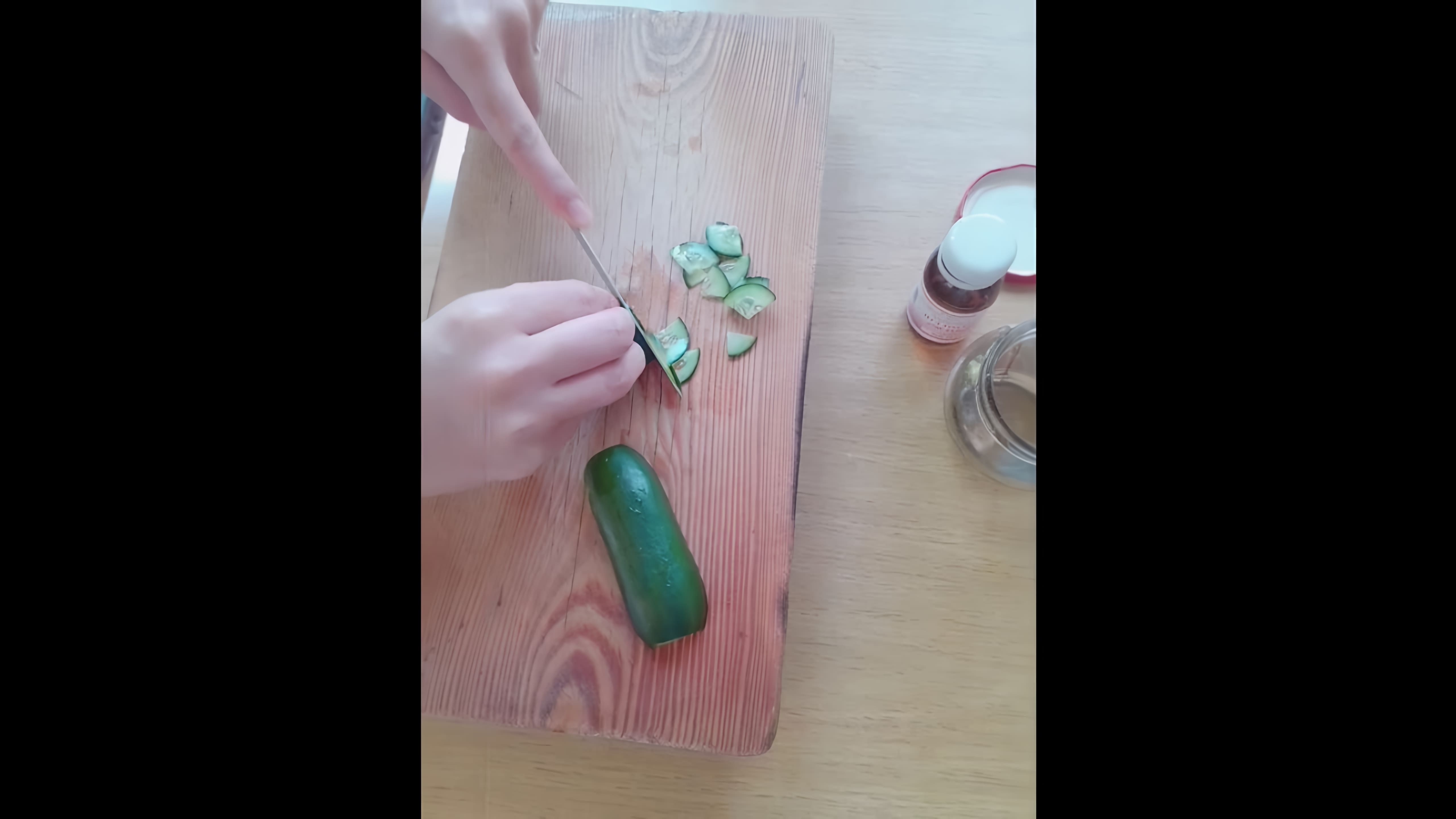 В данном видео демонстрируется процесс приготовления лосьона из огурцов в домашних условиях