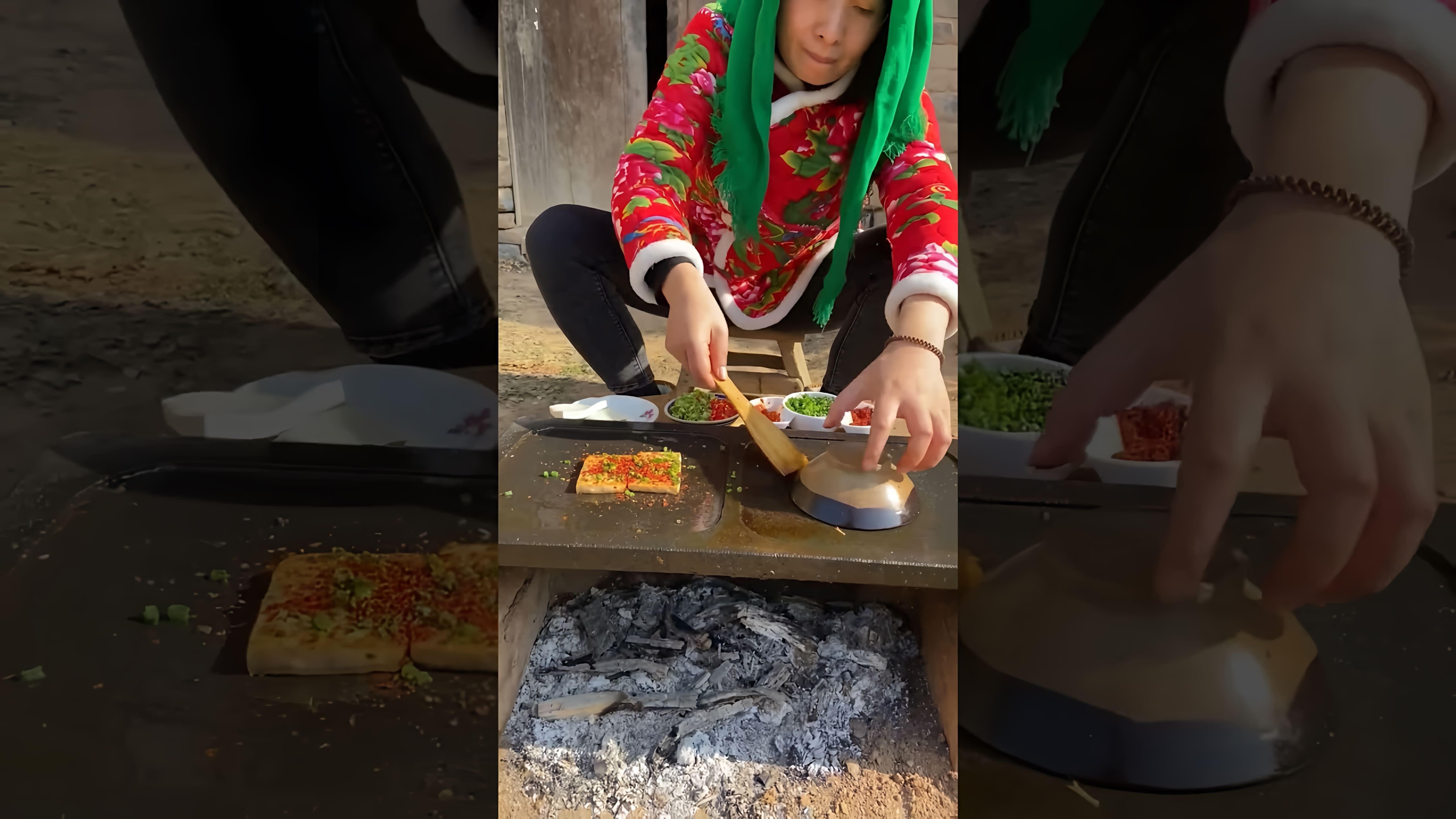 В видео-ролике "Китайский бургер: обжаренный тофу на открытом воздухе" демонстрируется процесс приготовления китайского бургера с использованием обжаренного тофу