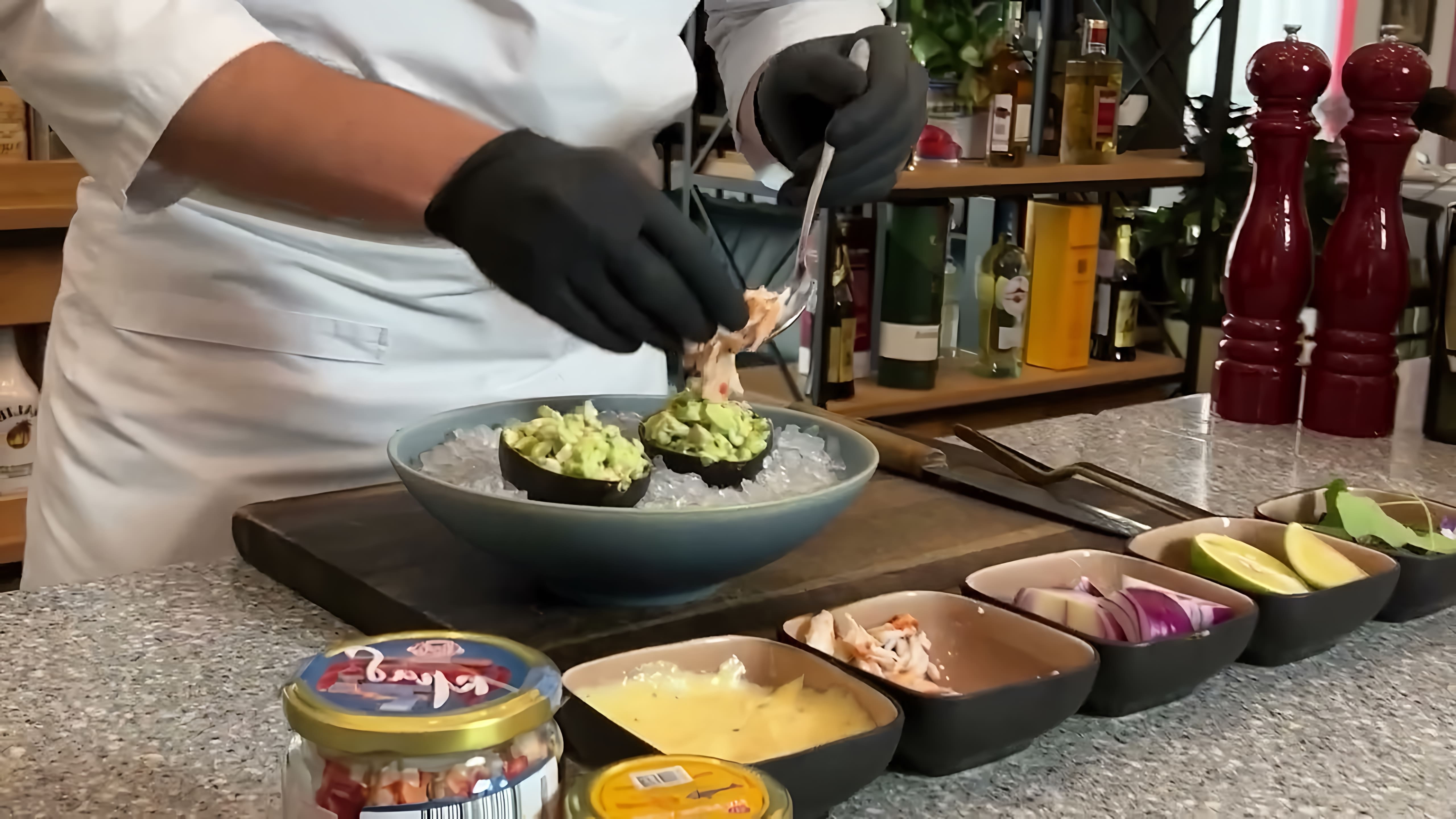 В этом видео-ролике шеф-повар дорогого ресторана делится своим рецептом закуски с чёрной икрой