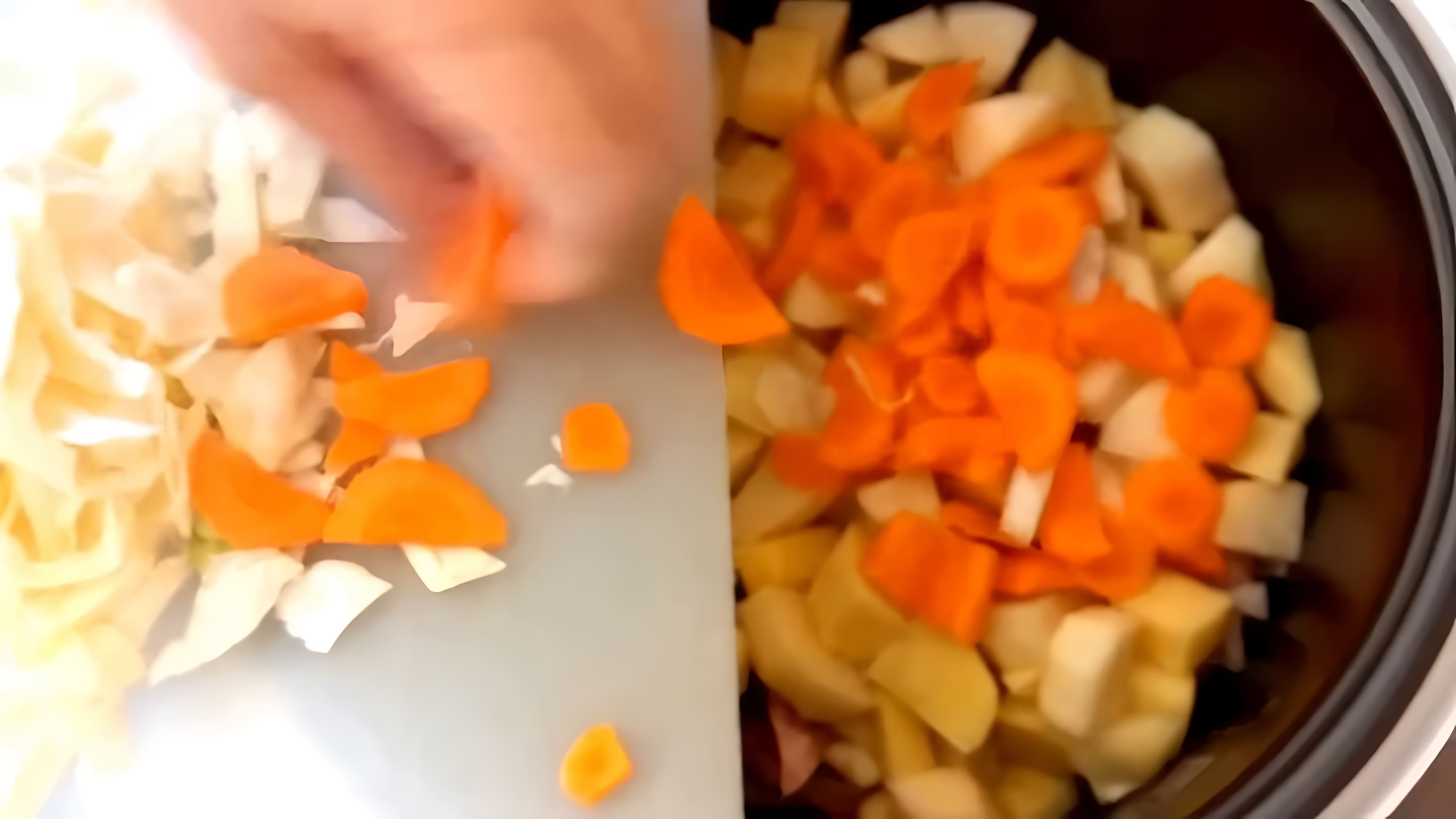 В этом видео демонстрируется процесс приготовления свиного рагу с овощами