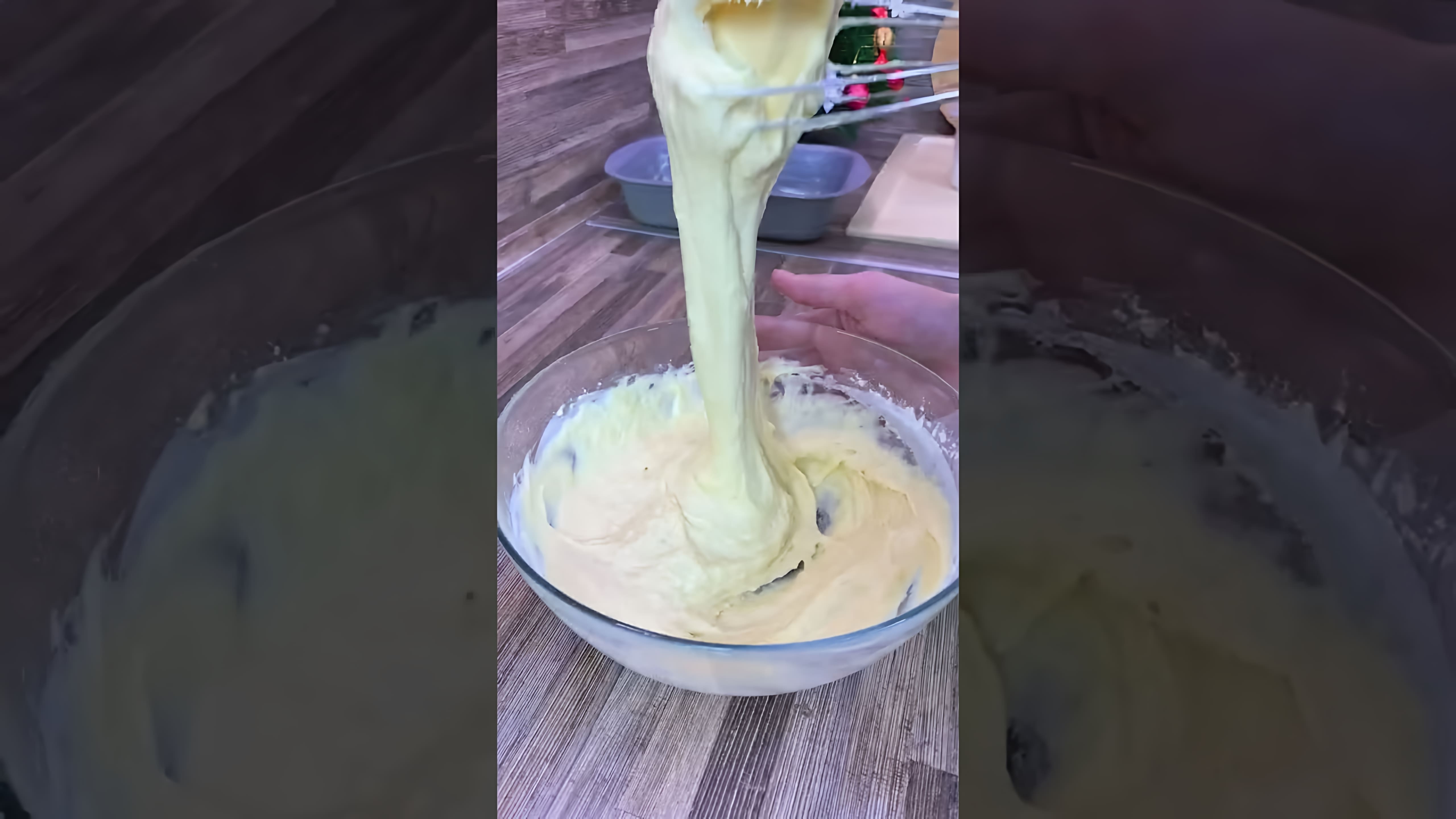 В этом видео демонстрируется рецепт приготовления потрясающего заливного пирога на кефире