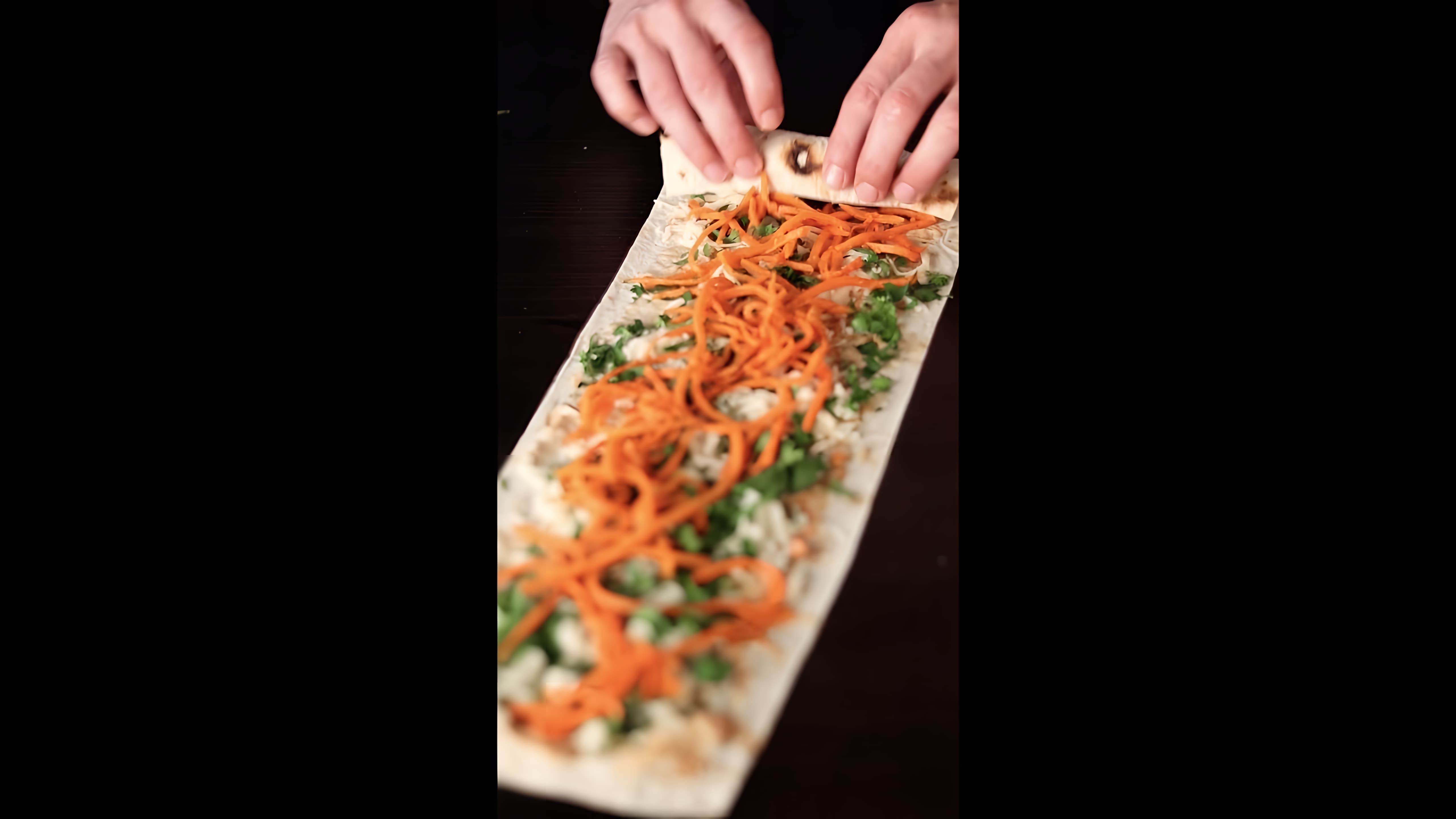 В этом видео демонстрируется простой и быстрый рецепт приготовления вкусных хрустящих сосисок в лаваше