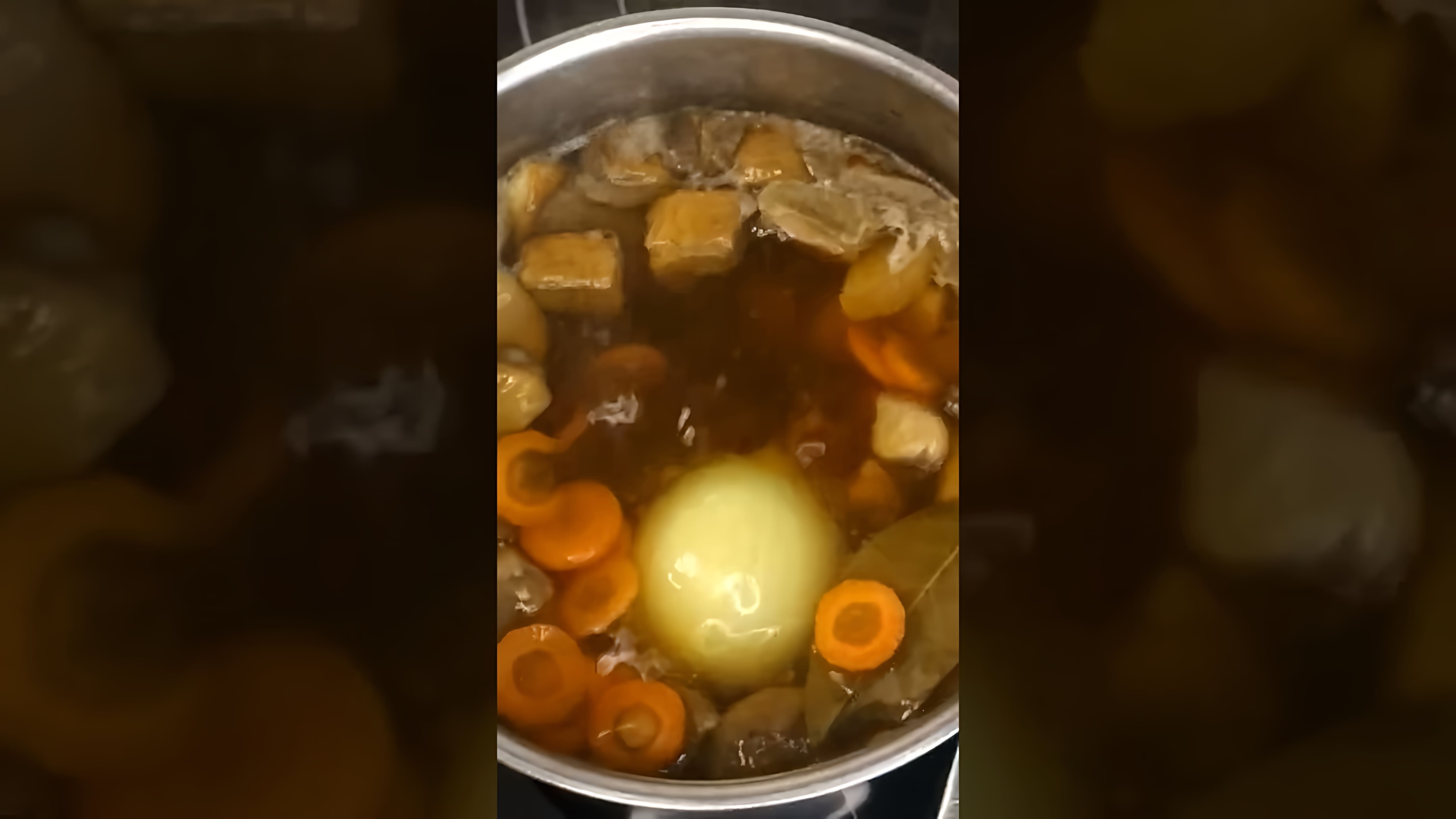 В этом видео демонстрируется процесс приготовления грибного супа из белых грибов