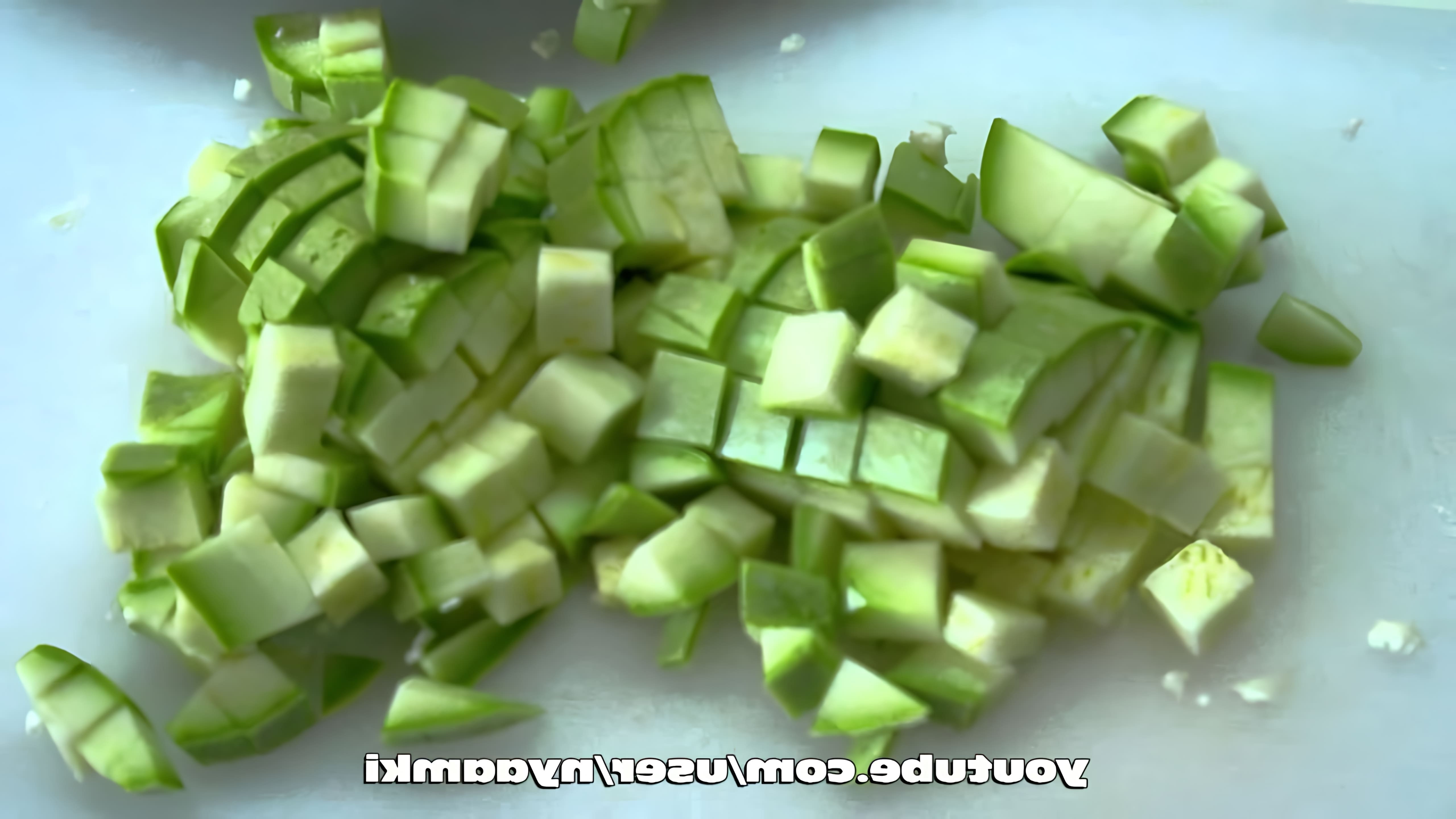В этом видео представлен пошаговый рецепт приготовления легкого летнего супа с овощами