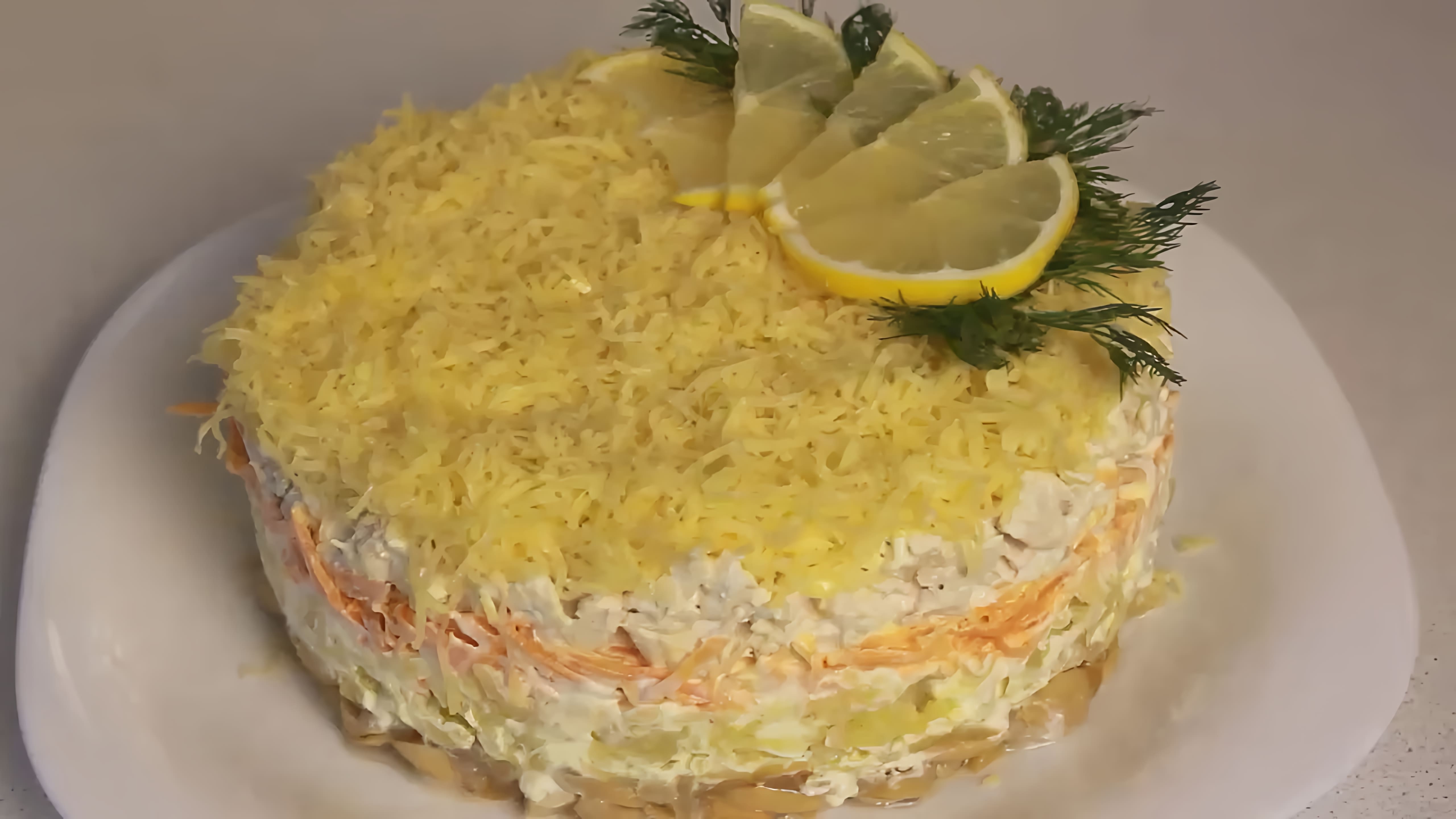 В этом видео Наталья готовит салат "Белая ночь" с курицей, грибами и сыром