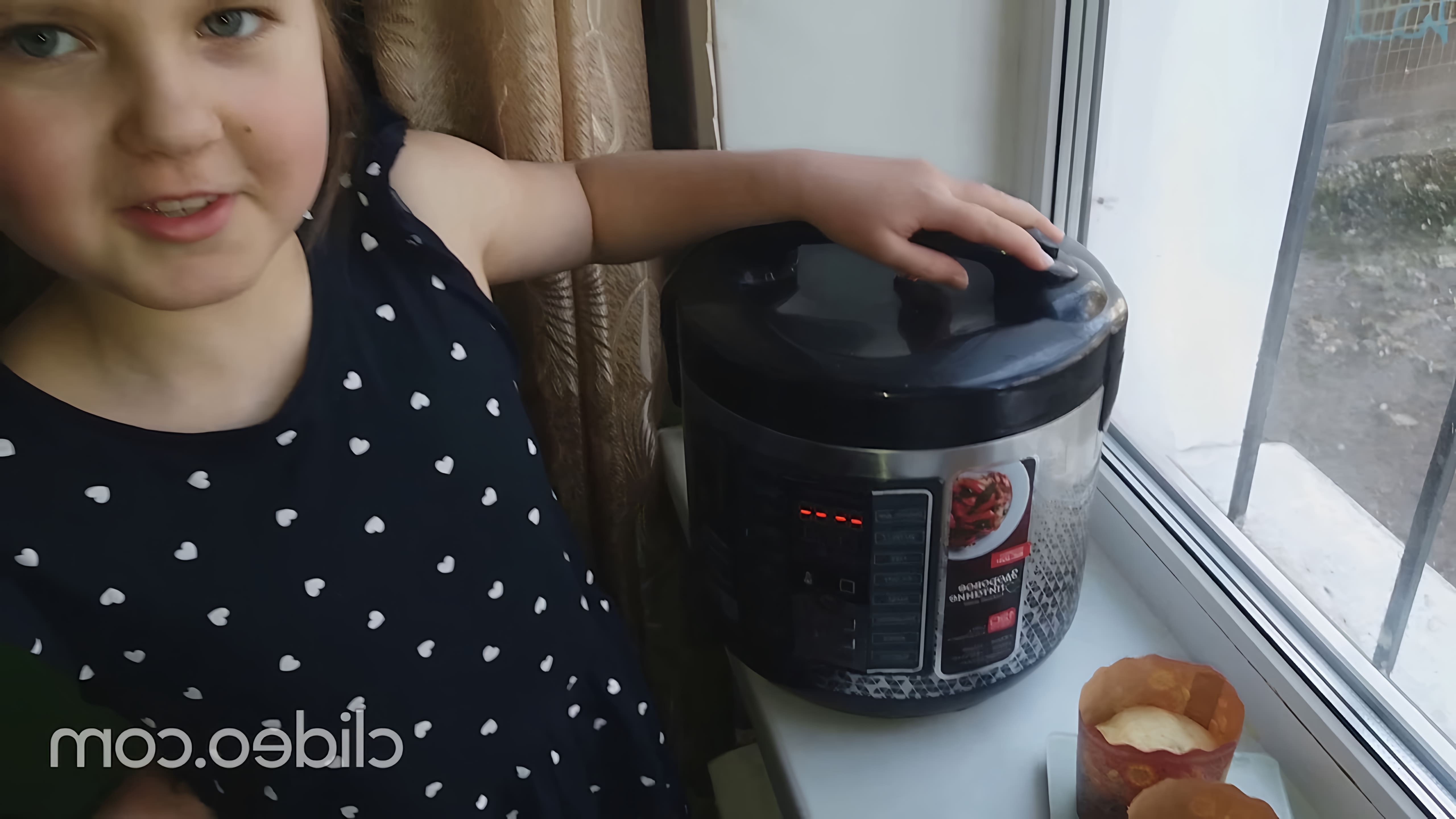 В этом видео-ролике рассказывается о том, как приготовить пасхальный кулич в мультиварке вместе с мамой