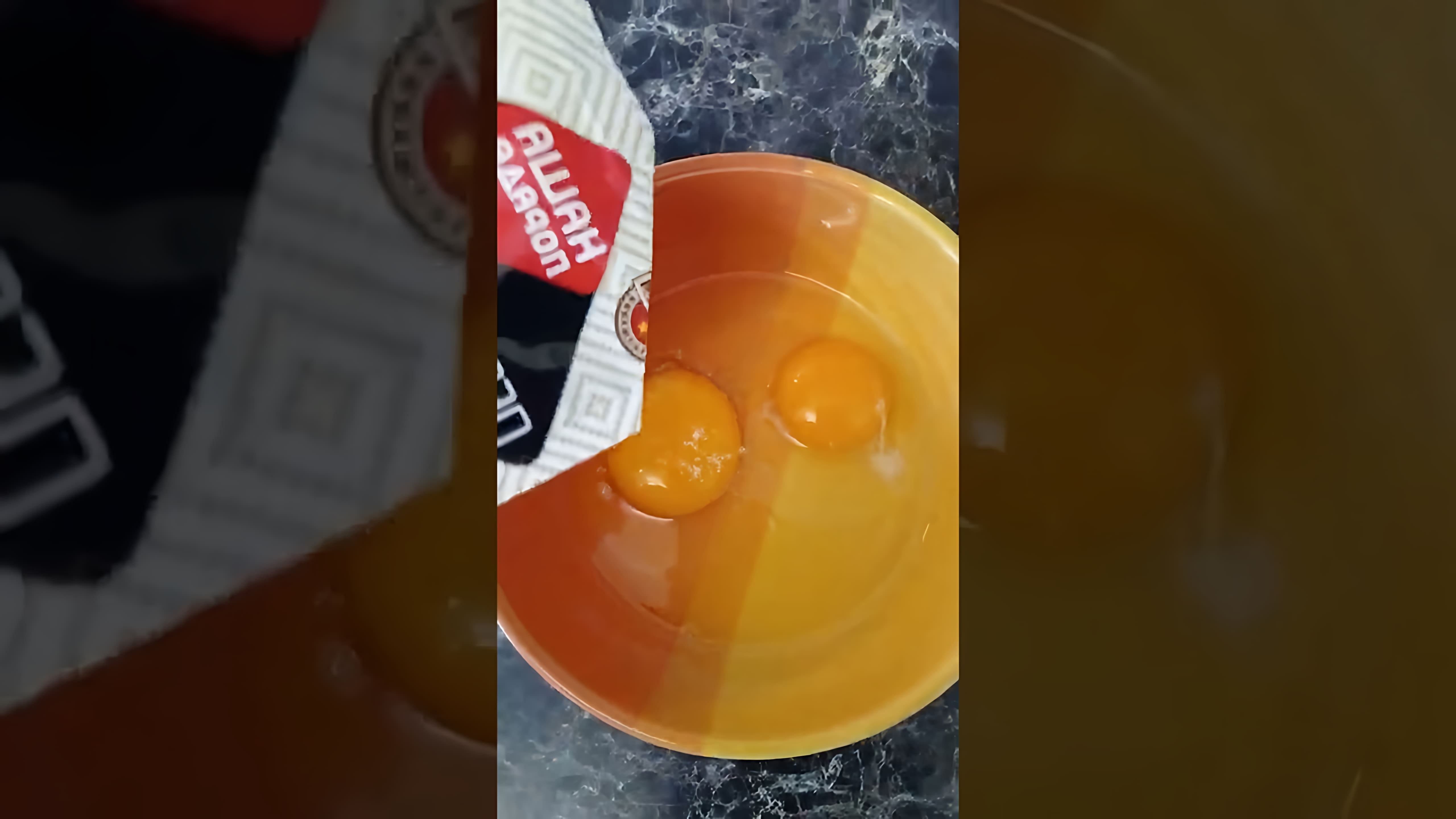 В этом видео демонстрируется простой и быстрый рецепт приготовления омлета с помидорами
