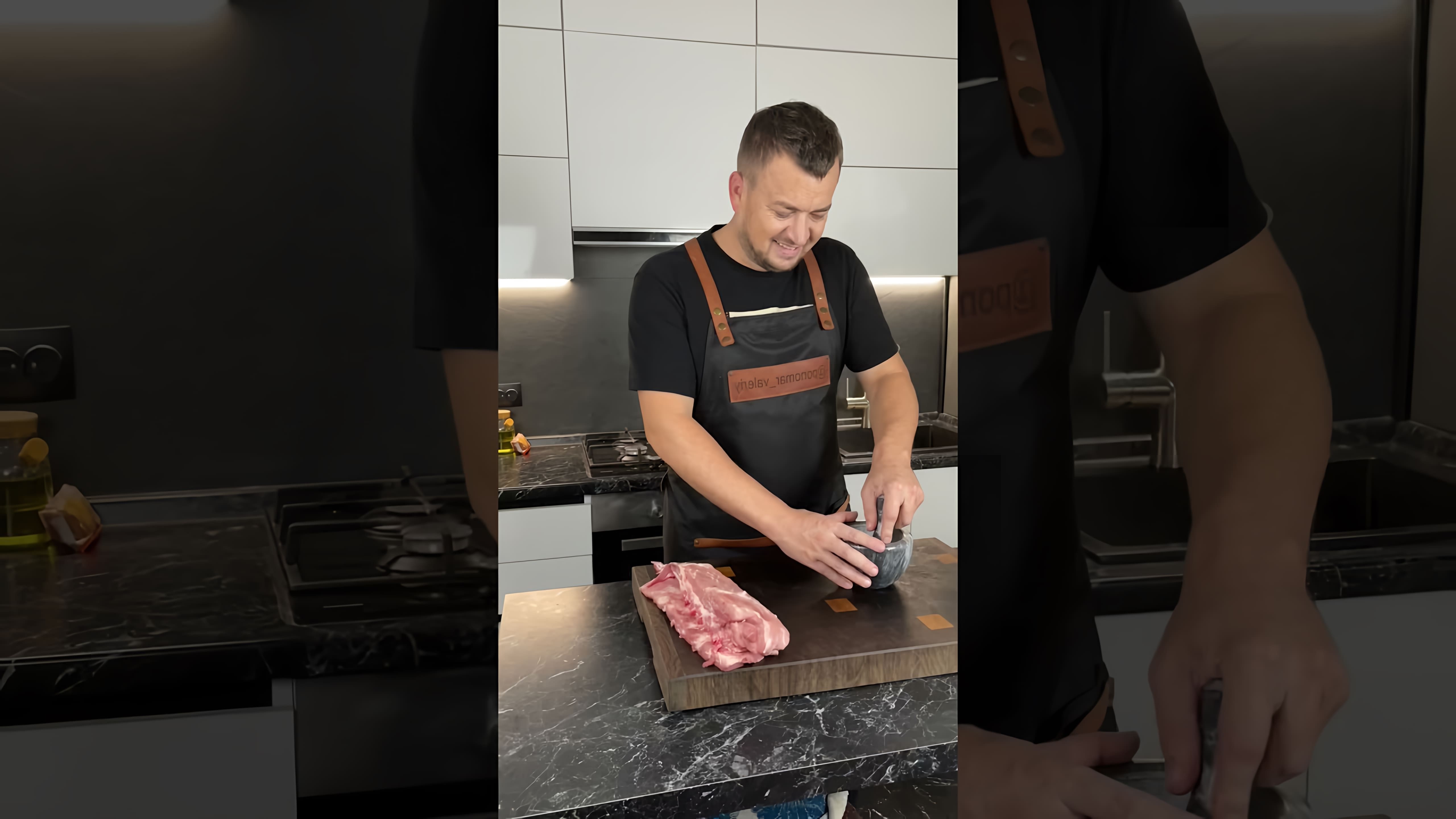 В этом видео демонстрируется рецепт приготовления нежных свиных рёбрышек в духовке