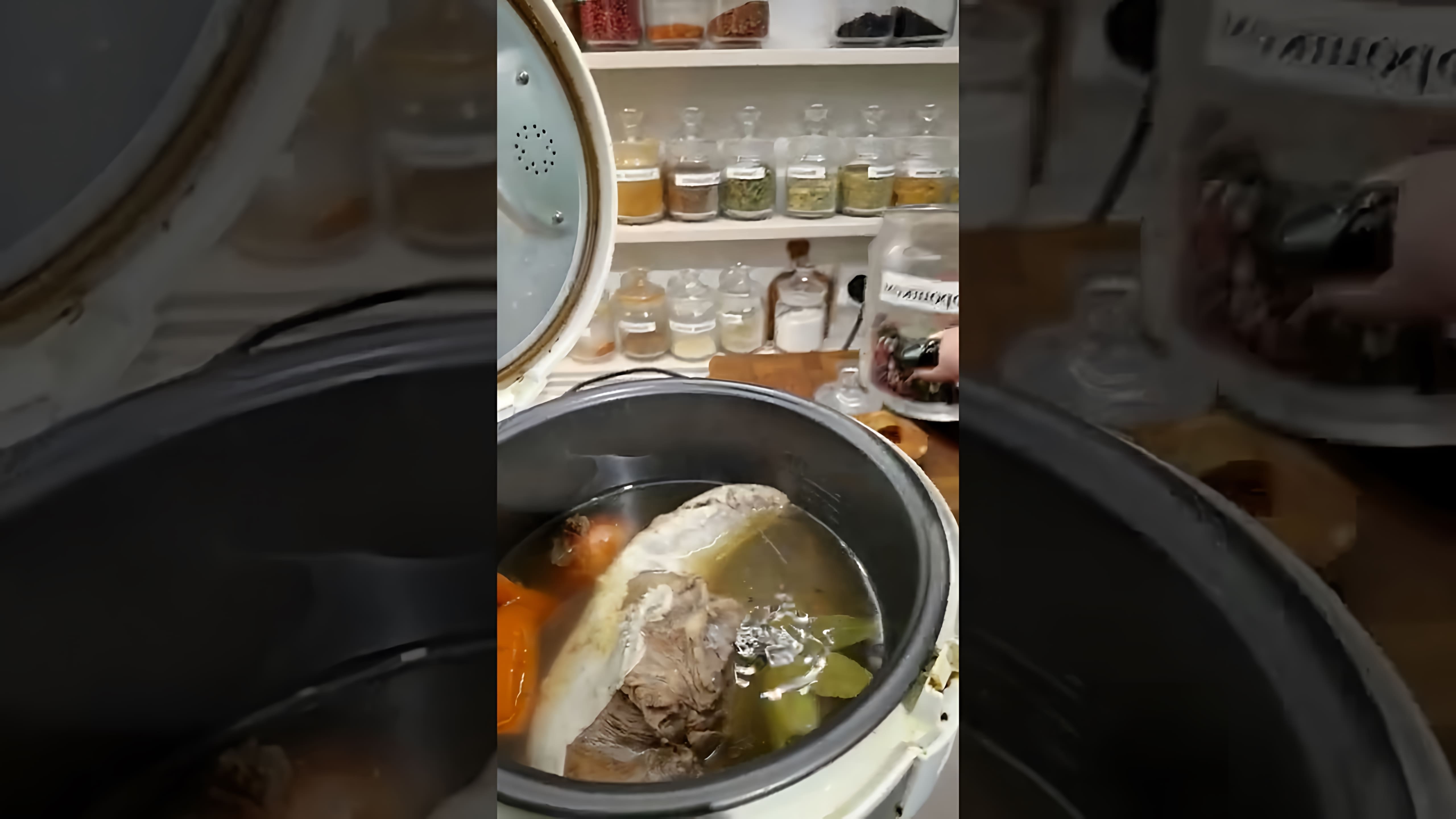 В этом видео демонстрируется процесс приготовления языка и соуса к нему