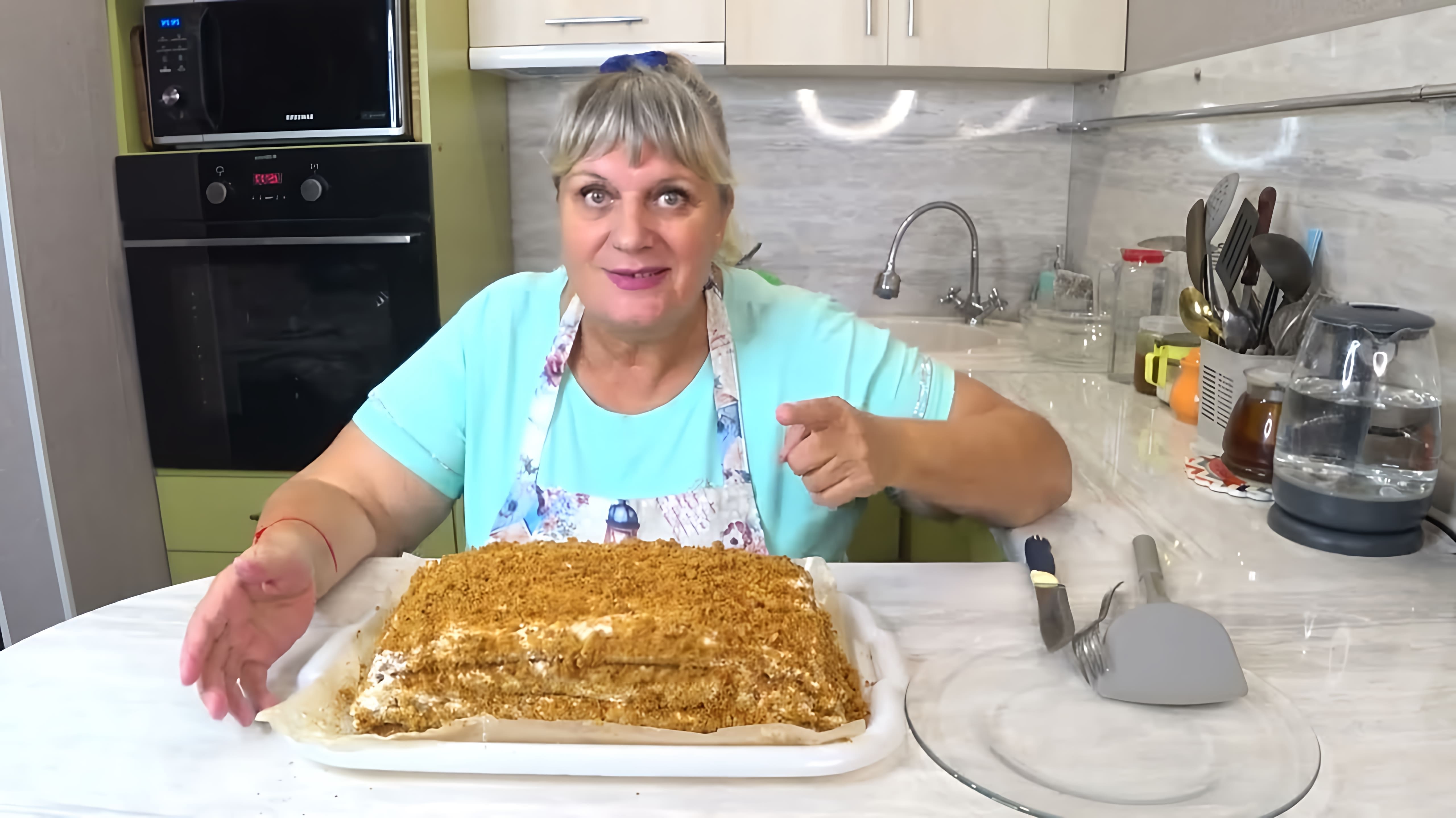 В этом видео демонстрируется рецепт приготовления торта "Медовик", который готовится всего за 30 минут