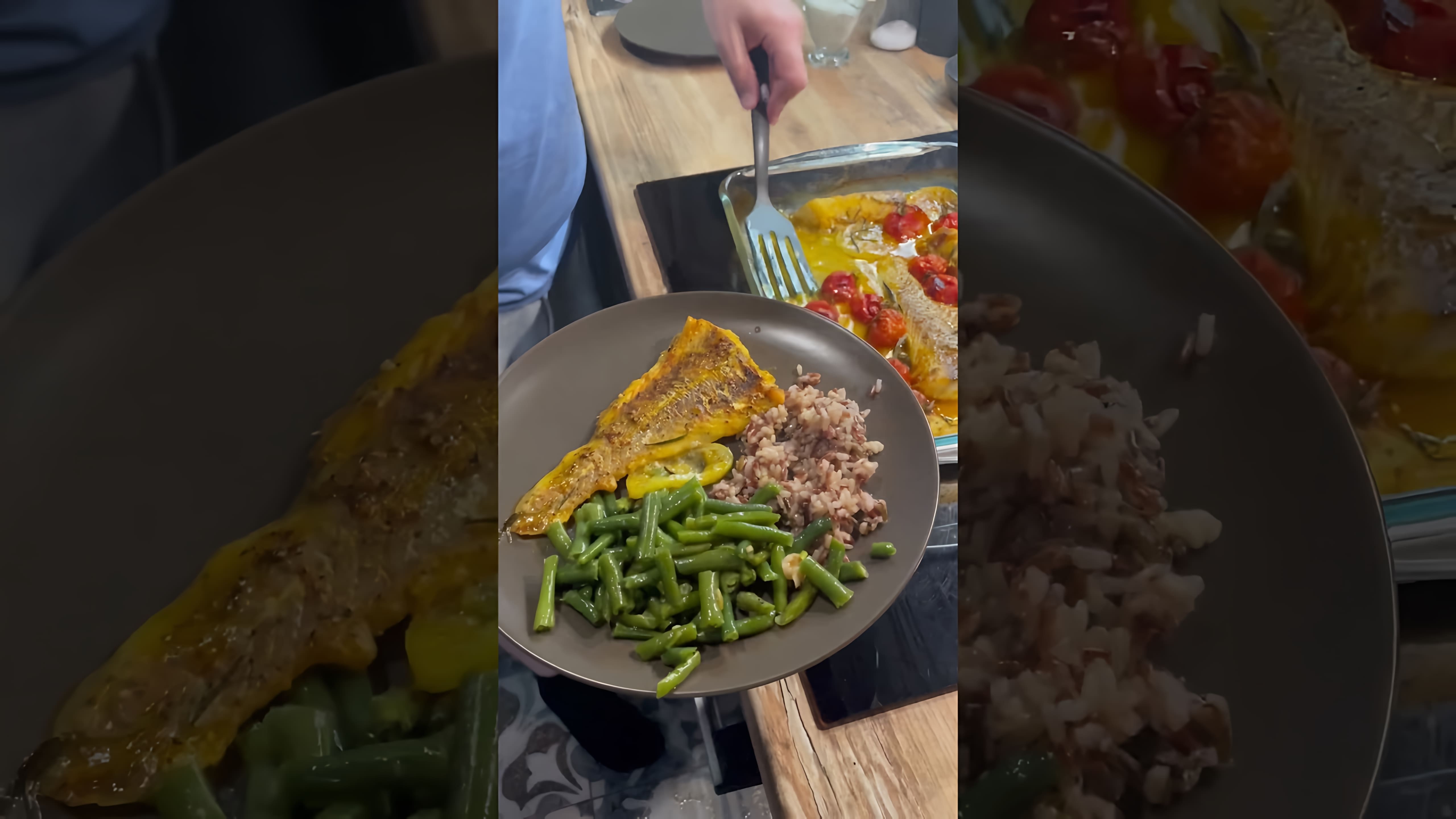 В этом видео-ролике Гарик Жарит представляет рецепт ужина, который включает в себя треску с диким рисом и фасолью