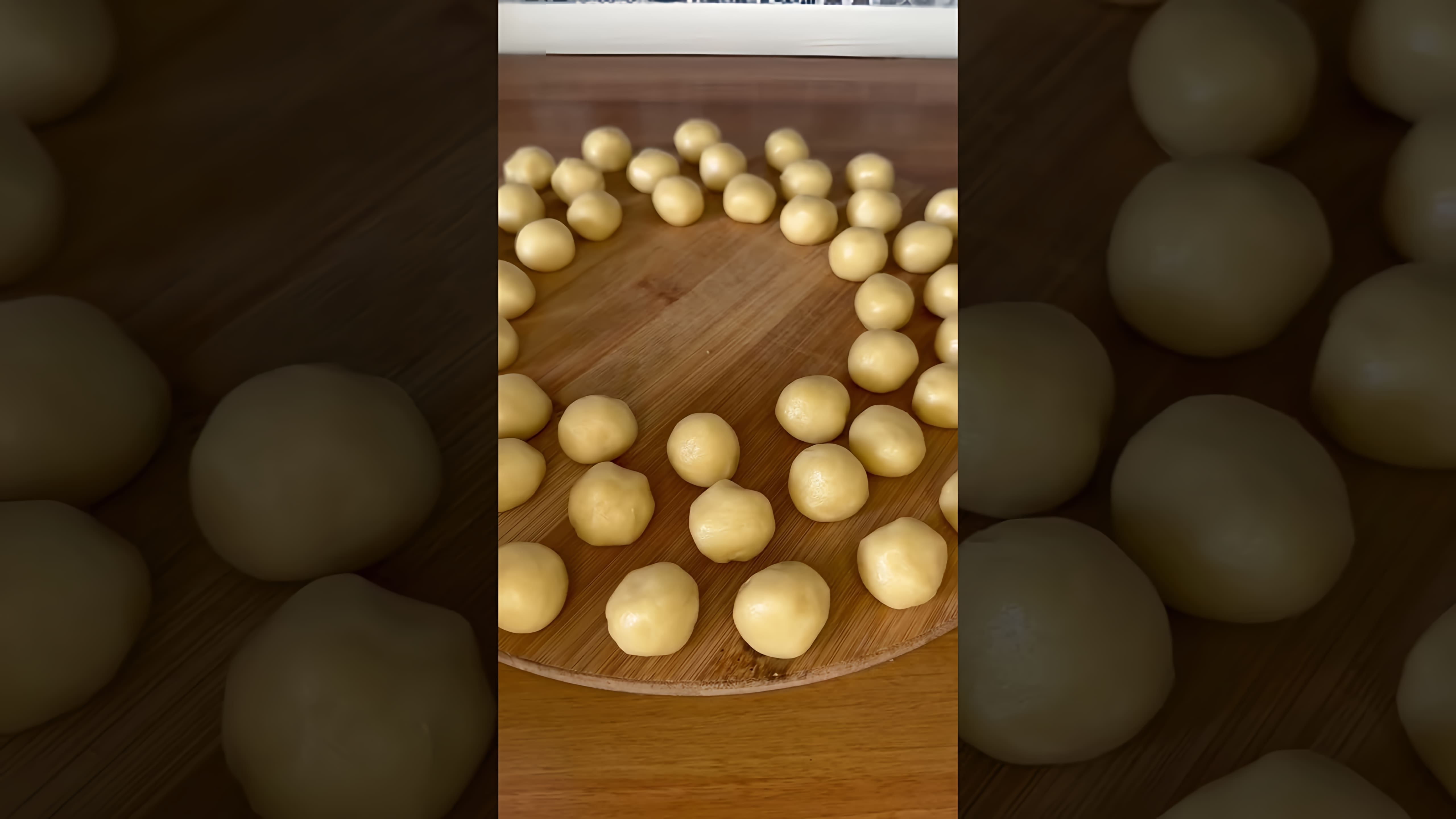 В этом видео демонстрируется процесс приготовления орешков с вареной сгущенкой в электроорешнице