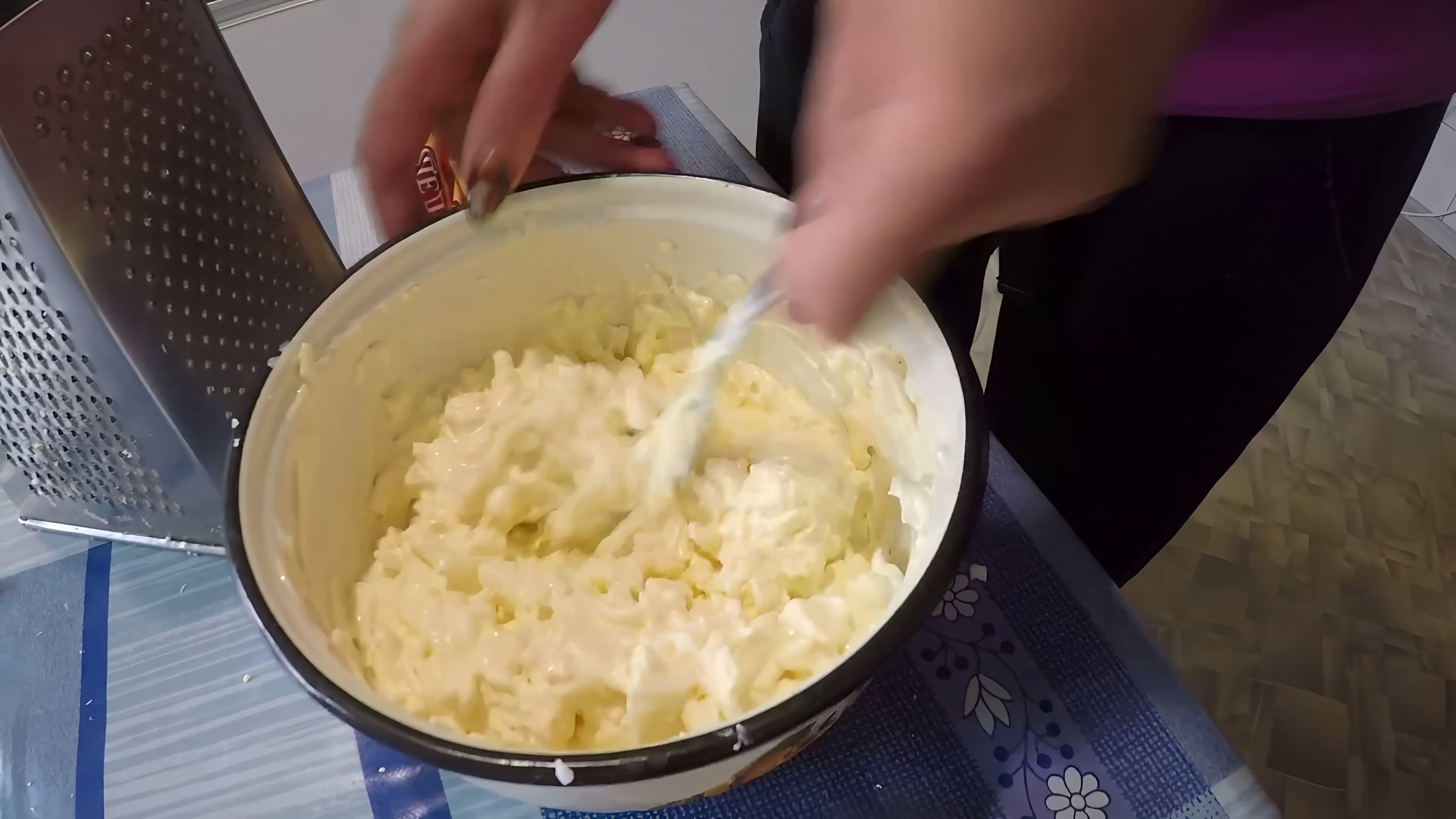 В этом видео демонстрируется процесс приготовления нежного салата "Белочка"
