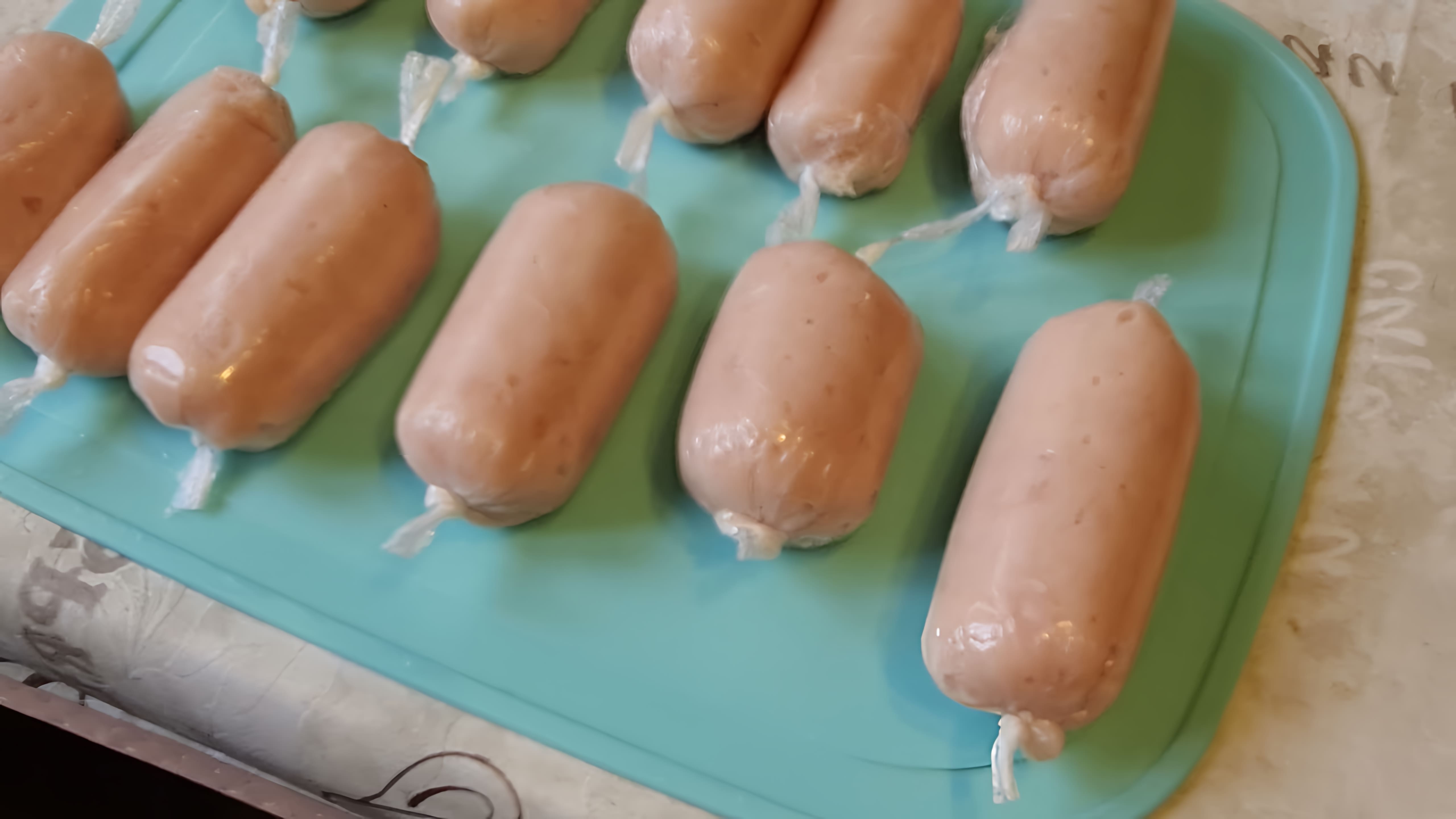 В этом видео-ролике рассказывается о том, как приготовить куриные сосиски для детей в возрасте 1 год